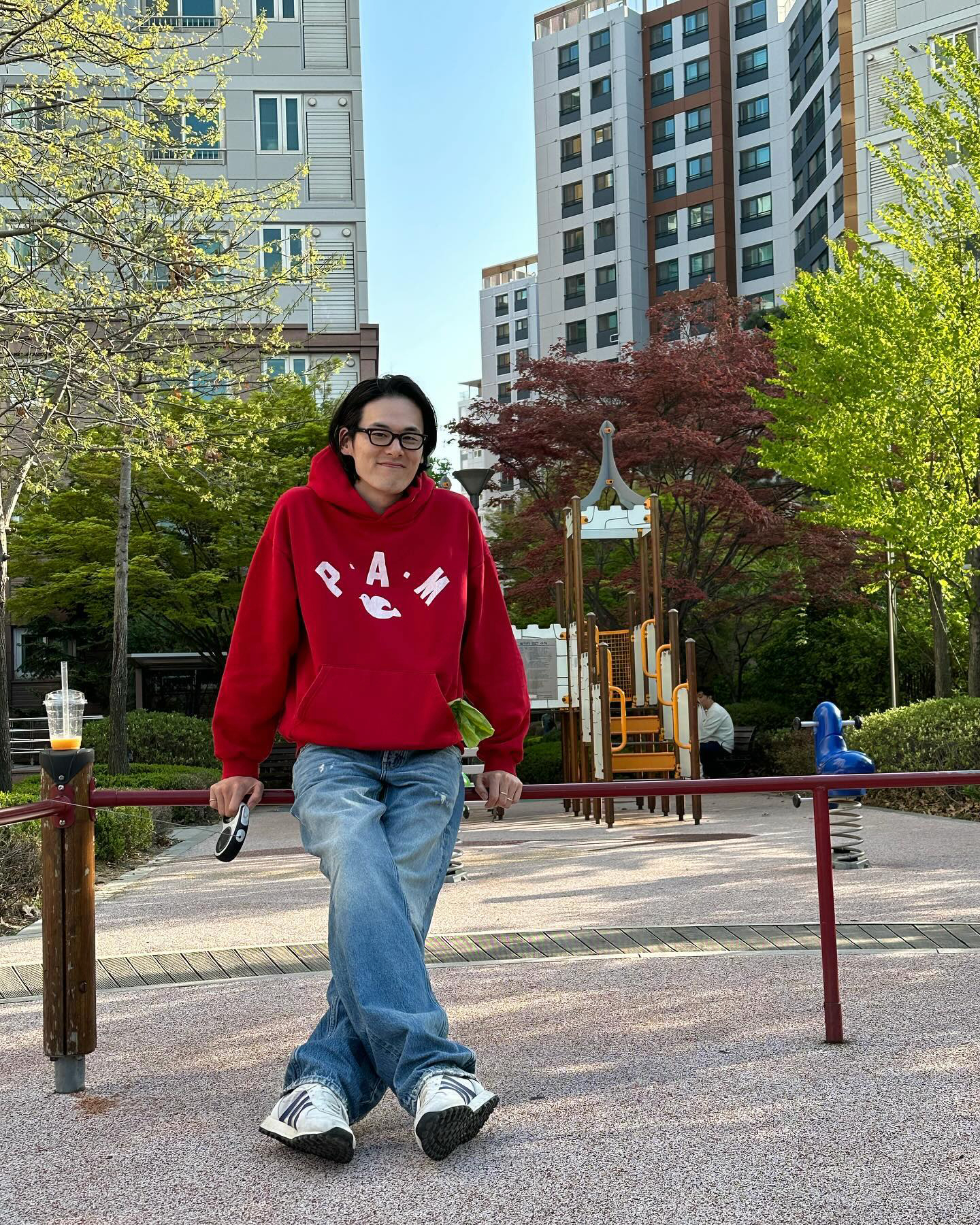 데님은 이렇게 입는거지👖📸

모델 김원중의 봄 데일리룩에서 빠지지 않는 아이템, 데님.

컬러감 있는 니트, 후디, 재킷까지 어떤 상의든 자연스럽게 받아주는 스트레이트 핏 데님으로 매번 다른 무드를 보여주는 게 포인트입니다.

여유러운 실루엣과 빈티지한 워싱감이 캐주얼하면서 스타일리시한 느낌을 줄 수 있어 다양한 코디에 활용할 수 있는 데님!

데님이 베이스가 되기 때문에 어떤 컬러의 상의를 입어도 문제 없습니다.

이번주는 청바지 하나로 스타일 완성해보기😎 이미지9