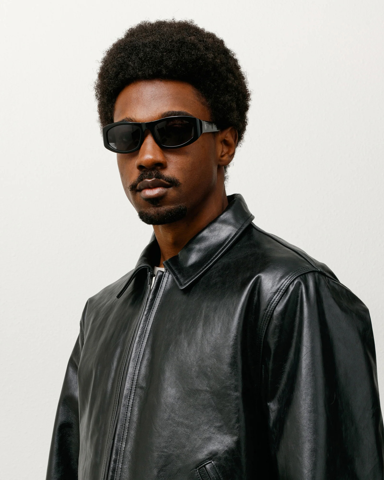 스투시 2025 아이웨어 컬렉션😎

스투시(stussy)가 이번 시즌 다양한 디자인과 컬러의 아이기어 상품을 선보였습니다.

클래식부터 스포티한 무드까지 낼 수 있는 디자인의 선글라스로 다양한 룩에 활용할 수 있습니다.

렌즈 모서리에 스투시 로고가 들어가 있어 브랜드 아이덴티티를 느낄 수 있습니다.

햇살 비출때 스투시 선글라스로 스타일리시하게 다니기☀️ 이미지