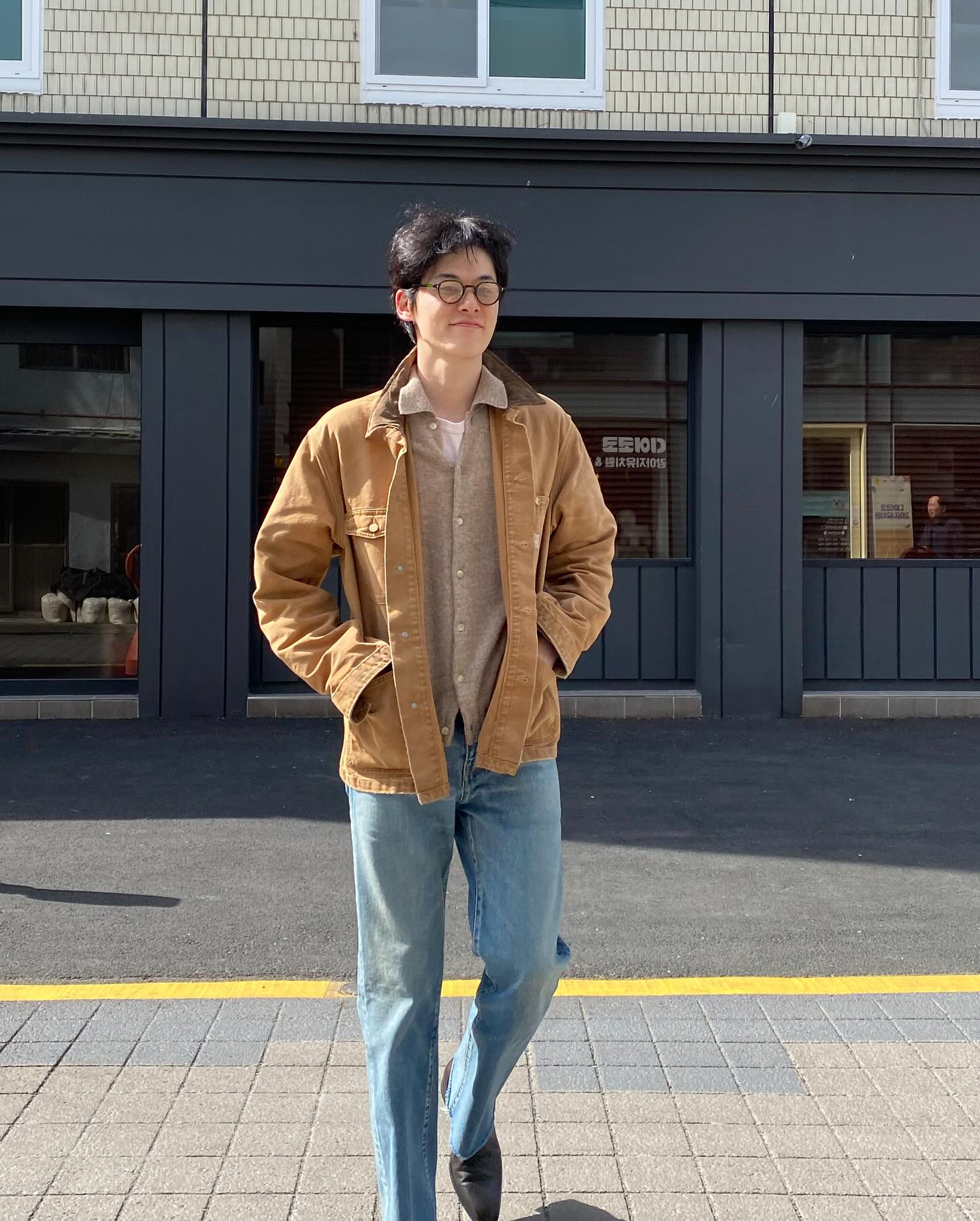 데님은 이렇게 입는거지👖📸

모델 김원중의 봄 데일리룩에서 빠지지 않는 아이템, 데님.

컬러감 있는 니트, 후디, 재킷까지 어떤 상의든 자연스럽게 받아주는 스트레이트 핏 데님으로 매번 다른 무드를 보여주는 게 포인트입니다.

여유러운 실루엣과 빈티지한 워싱감이 캐주얼하면서 스타일리시한 느낌을 줄 수 있어 다양한 코디에 활용할 수 있는 데님!

데님이 베이스가 되기 때문에 어떤 컬러의 상의를 입어도 문제 없습니다.

이번주는 청바지 하나로 스타일 완성해보기😎 이미지1
