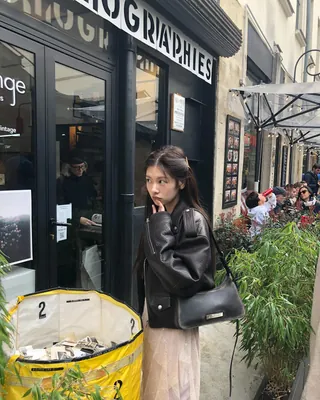 정소민의 유럽여행 백🥐
여행 가방, 예쁜 게 최고지만… 편한 게 진짜 최고지 않나요? 특히 유럽처럼 하루 종일 걸어 다니는 여행지에서는 더더욱! 배우 정소민의 파리 여행 룩을 보면 그런 고민을 쏙쏙 반영한 ‘현실적인 선택’들이 눈에 띕니다.
첫 번째 가방, 아크네 스튜디오의 PLATT 미니 숄더백 브라운을 들었는데요. 플랫한 쉐입과 빈티지한 질감이 특징인 이 가방은 185만 원으로, 짧은 외출에 가볍게 들기 딱 좋아 보입니다. 작고 슬림하지만 긴 스트랩 덕분에 키에 맞게 조절해서 멜 수 있어 실용성도 놓치지 않았죠.
다른 룩에서는 같은 브랜드의 카메로 스몰 숄더백 블랙을 매치했어요. 이건 수납력도 훨씬 좋고, 숄더로도 크로스로도 활용 가능한 타입이라 여행 중 데일리백으로 제격. 가격은 250만 원입니다.
마지막으로 소개할 세 번째 가방은 르메르의 시그니처 아이템인 크루아상 백 미디움 진저 컬러, 가격은 218만 원. 간편한 캐주얼 룩에도, 클래식한 코트 룩에도 찰떡같이 어울리는 디자인이에요. 역시 크로스로도 가능해서 여행 중에도 편하게 다닐 수 있겠죠?
유럽 여행을 계획 중이라면, 정소민처럼 스타일과 실용성 모두 잡는 가방으로 준비해보는 건 어떨까요? ✈️💼 이미지
