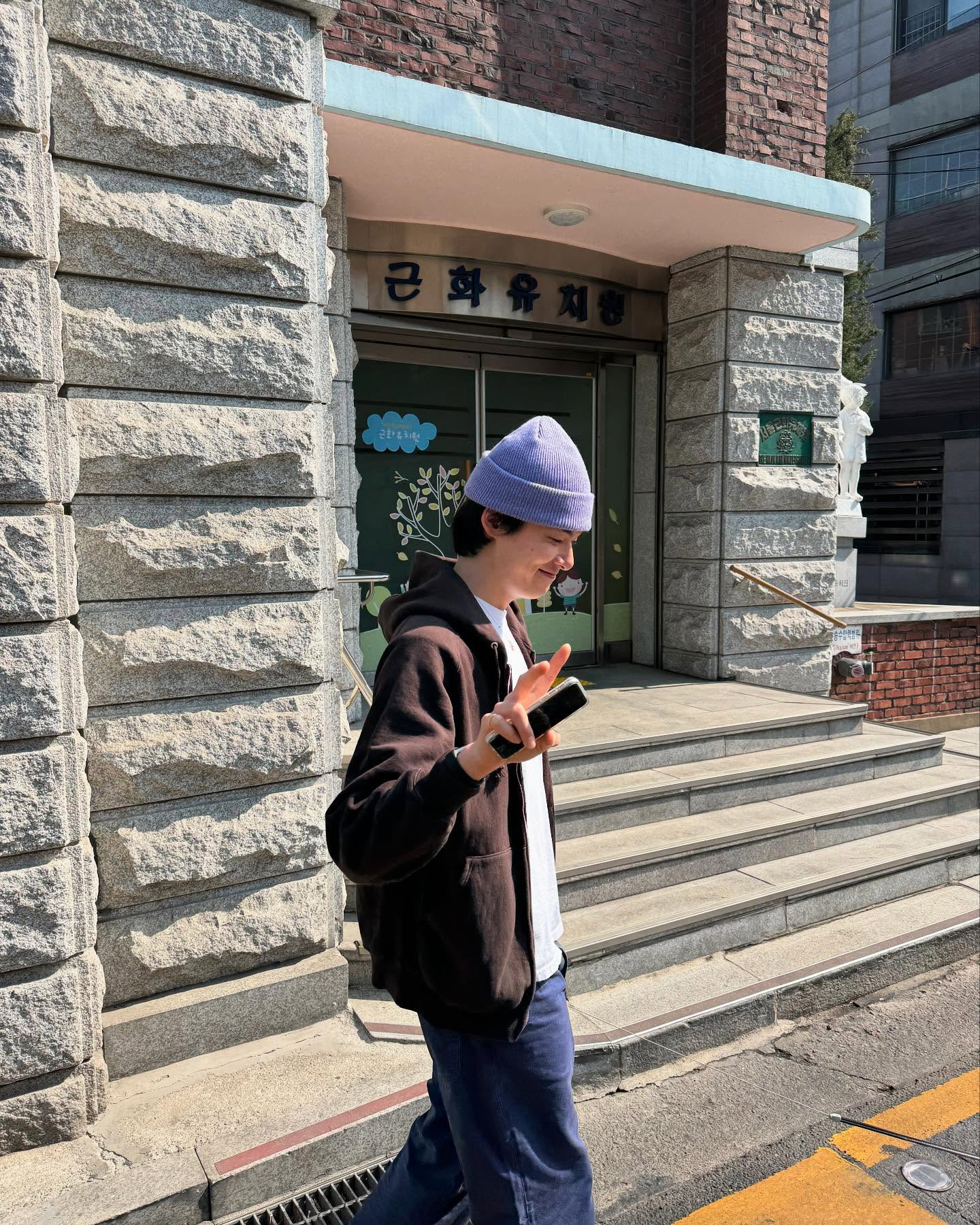 데님은 이렇게 입는거지👖📸

모델 김원중의 봄 데일리룩에서 빠지지 않는 아이템, 데님.

컬러감 있는 니트, 후디, 재킷까지 어떤 상의든 자연스럽게 받아주는 스트레이트 핏 데님으로 매번 다른 무드를 보여주는 게 포인트입니다.

여유러운 실루엣과 빈티지한 워싱감이 캐주얼하면서 스타일리시한 느낌을 줄 수 있어 다양한 코디에 활용할 수 있는 데님!

데님이 베이스가 되기 때문에 어떤 컬러의 상의를 입어도 문제 없습니다.

이번주는 청바지 하나로 스타일 완성해보기😎 이미지2