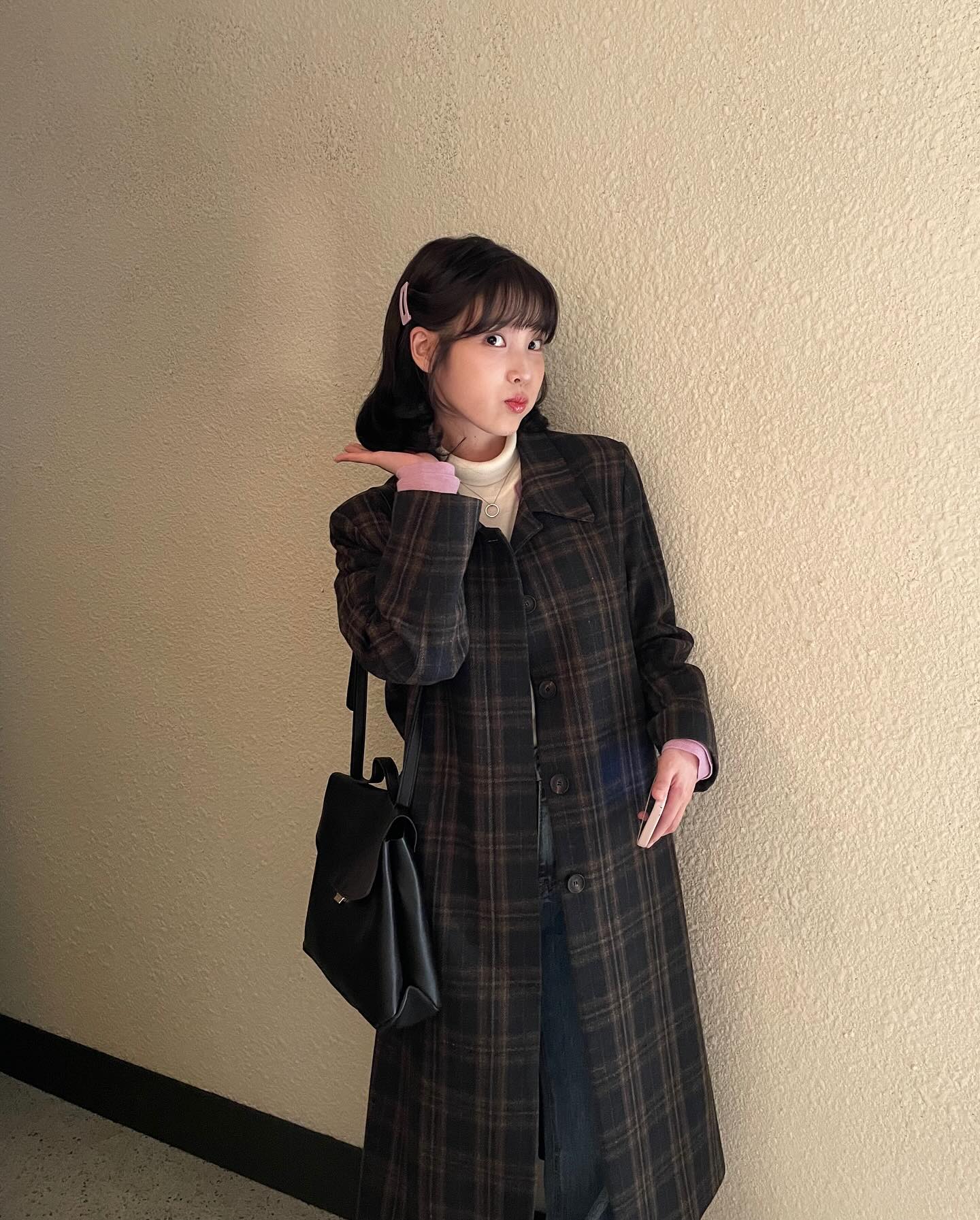 아이유가 쏘아올린 레트로 헤어🙍🏻‍♀️
그때 그 시절을 완벽하게 소화한 아이유 스타일링 모음.zip🌻 이미지