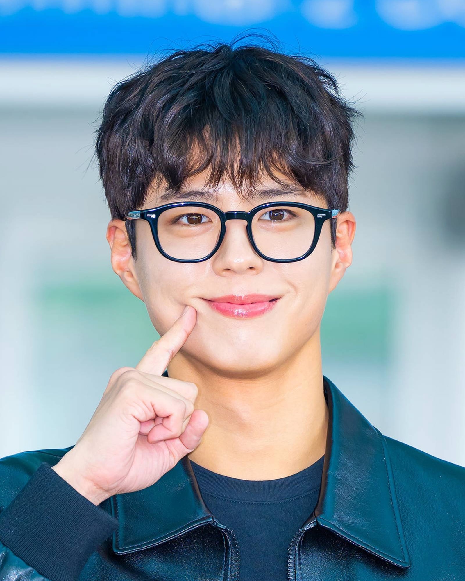 공항에서도 빛나는 관식이🖤
심플한 안경 하나로 지적인 분위기 완성한 박보검☺️

- 안경: 프로젝트프로덕트, RS18 C1 / 249,000원 이미지2