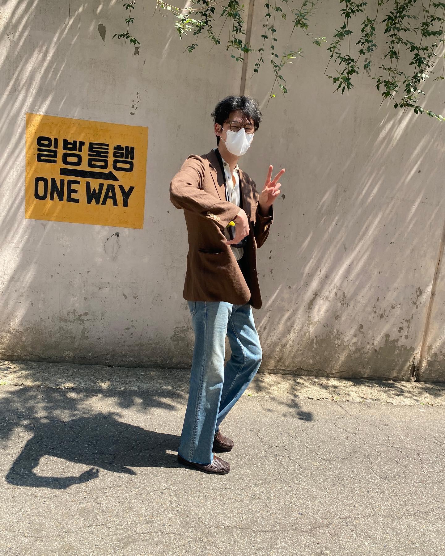 데님은 이렇게 입는거지👖📸

모델 김원중의 봄 데일리룩에서 빠지지 않는 아이템, 데님.

컬러감 있는 니트, 후디, 재킷까지 어떤 상의든 자연스럽게 받아주는 스트레이트 핏 데님으로 매번 다른 무드를 보여주는 게 포인트입니다.

여유러운 실루엣과 빈티지한 워싱감이 캐주얼하면서 스타일리시한 느낌을 줄 수 있어 다양한 코디에 활용할 수 있는 데님!

데님이 베이스가 되기 때문에 어떤 컬러의 상의를 입어도 문제 없습니다.

이번주는 청바지 하나로 스타일 완성해보기😎 이미지4