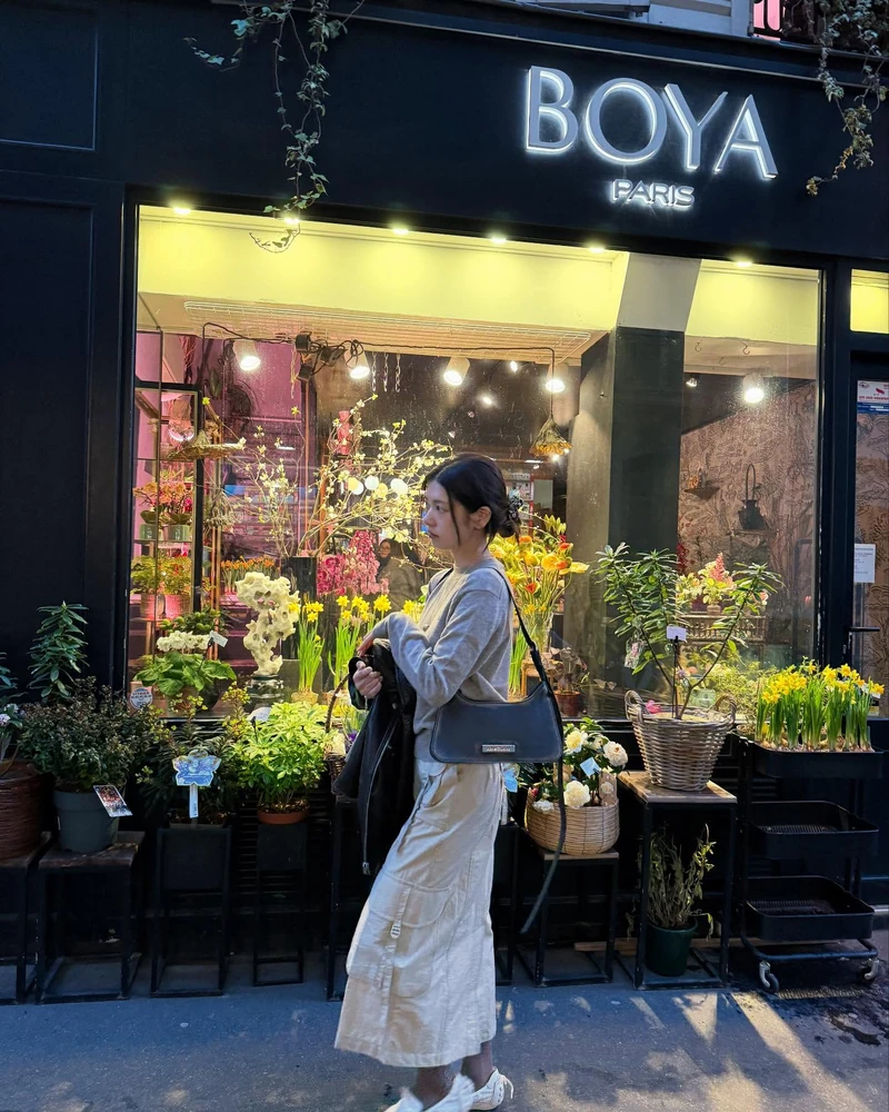 정소민의 유럽여행 백🥐
여행 가방, 예쁜 게 최고지만… 편한 게 진짜 최고지 않나요? 특히 유럽처럼 하루 종일 걸어 다니는 여행지에서는 더더욱! 배우 정소민의 파리 여행 룩을 보면 그런 고민을 쏙쏙 반영한 ‘현실적인 선택’들이 눈에 띕니다.
첫 번째 가방, 아크네 스튜디오의 PLATT 미니 숄더백 브라운을 들었는데요. 플랫한 쉐입과 빈티지한 질감이 특징인 이 가방은 185만 원으로, 짧은 외출에 가볍게 들기 딱 좋아 보입니다. 작고 슬림하지만 긴 스트랩 덕분에 키에 맞게 조절해서 멜 수 있어 실용성도 놓치지 않았죠.
다른 룩에서는 같은 브랜드의 카메로 스몰 숄더백 블랙을 매치했어요. 이건 수납력도 훨씬 좋고, 숄더로도 크로스로도 활용 가능한 타입이라 여행 중 데일리백으로 제격. 가격은 250만 원입니다.
마지막으로 소개할 세 번째 가방은 르메르의 시그니처 아이템인 크루아상 백 미디움 진저 컬러, 가격은 218만 원. 간편한 캐주얼 룩에도, 클래식한 코트 룩에도 찰떡같이 어울리는 디자인이에요. 역시 크로스로도 가능해서 여행 중에도 편하게 다닐 수 있겠죠?
유럽 여행을 계획 중이라면, 정소민처럼 스타일과 실용성 모두 잡는 가방으로 준비해보는 건 어떨까요? ✈️💼 이미지2