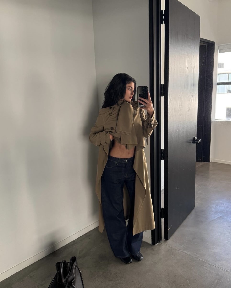 자매여도 이렇게나 다르다👯‍♀️

‘언니는 으른처럼 입는데 난 안 그래🤣’라는 말에 공감하는 자매분들 계신가요? 켄달 제너와 카일리 제너가 보여준 이번 시즌 트렌치 스타일은 자매여도 이렇게나 다르게 입을 수 있다는 걸 보여주는 예시라고 할 수 있죠. 

켄달은 파리 거리에서 클래식한 벨티드 트렌치로 시크함을 극대화했는데요. 과장된 소매 실루엣과 더블 벨트 디테일이 더해진 이 룩은 전체적으로 정제되고 성숙한 무드를 완성합니다. 여기에 에르메스 켈리백과 힐을 매치해 마무리한 스타일은, 누가 봐도 도회적인 '언니 미'를 보여줬죠. 

반면 카일리는 버버리의 크롭 트렌치로 한층 러블리하고 영한 분위기를 연출했어요. 크롭 기장에 넓은 플랩 디테일, 여기에 로우라이즈 데님을 더해 트렌디한 동생 룩으로 완성했죠. 보테가 베네타의 안디아모 백으로 고급스러운 무드도 잊지 않았고요. 

같은 베이지 톤의 트렌치지만, 자매의 스타일이 이렇게까지 달라질 수 있다는 게 재밌죠. 트렌치코트 하나로 언니는 시크하게, 동생은 발랄하게! 자매분들, 같이 자랐어도 이렇게 서로 다른 스타일에 공감하시나요?
 이미지8
