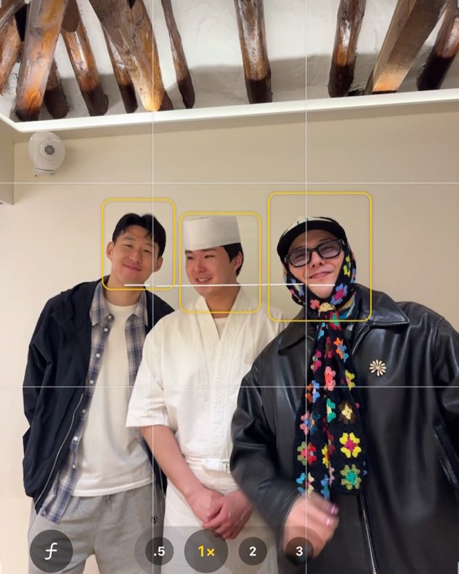 손흥민과 지디가 선택한 스시🍣  최근 GD와 손흥민이 함께 방문한 스시집이 화제입니다. 1세대 오마카세 '스시타츠' 출신 정수용 셰프가 운영하는 <스시 성북>인데요. 방문했던 이들의 과거 리뷰에는 극찬이 가득합니다.  본인의 브랜드 'NOS7'의 아이템을 입고 식사한 손흥민의 모습도 인상적이네요. 대한민국 대표 월클 둘이 만나면 무슨 이야기를 나눌까요?  <스시 성북> - 서울 성북구 성북로 74 - 디너 30만 원, 런치 15만 원 - 캐치테이블 예약 가능  <손흥민 착용 아이템> - 상의: NOS7, 레글런 후드 윈드 브레이크 / 14만 3천 원 - 하의: NOS7, 사이드 버뮤다 숏 팬츠 / 7만 3천 원 이미지
