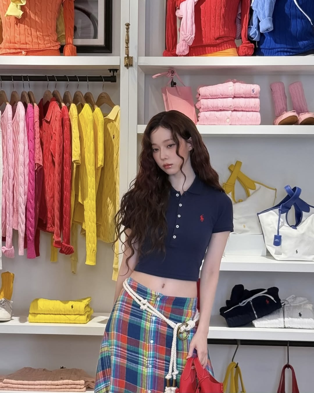 봄의 여신이 된 윈터🌼

지난 26일 에스파 윈터가 폴로 랄프 로렌 행사에 참석했습니다. 윈터는 봄과 씨앗의 여신 페르세포네 같은 비주얼과 착장으로 행사에 참석해 아름다움을 맘껏 뽐냈습니다.

오늘 윈터의 개인 인스타그램에 그날의 비하인드 컷들이 업로드 되었는데요. 모두 폴로 랄프 로렌 상품인 윈터 여신 착장! 정보를 찾아왔습니다. 

📸 사진 1 - 4 착장
- 상의: 크롭 체크 코튼 타이 프런트 톱
- 하의: 체크 코튼 드로스트링 맥시스커트
- 액세서리: 송아지가죽 스키니 벨트 백
- 가방: 폴로 플레이 가죽 토트백
- 신발: 캔디스 가죽 샌들

📸 사진 5 - 6 착장
- 상의: 스트레치 피케 크롭 폴로 셔츠
- 하의: 체크 린넨 맥시스커트
- 액세서리: O-링 로프 벨트
- 가방: 폴로 플레이 가죽 스몰 토트 & 크로스백 이미지6
