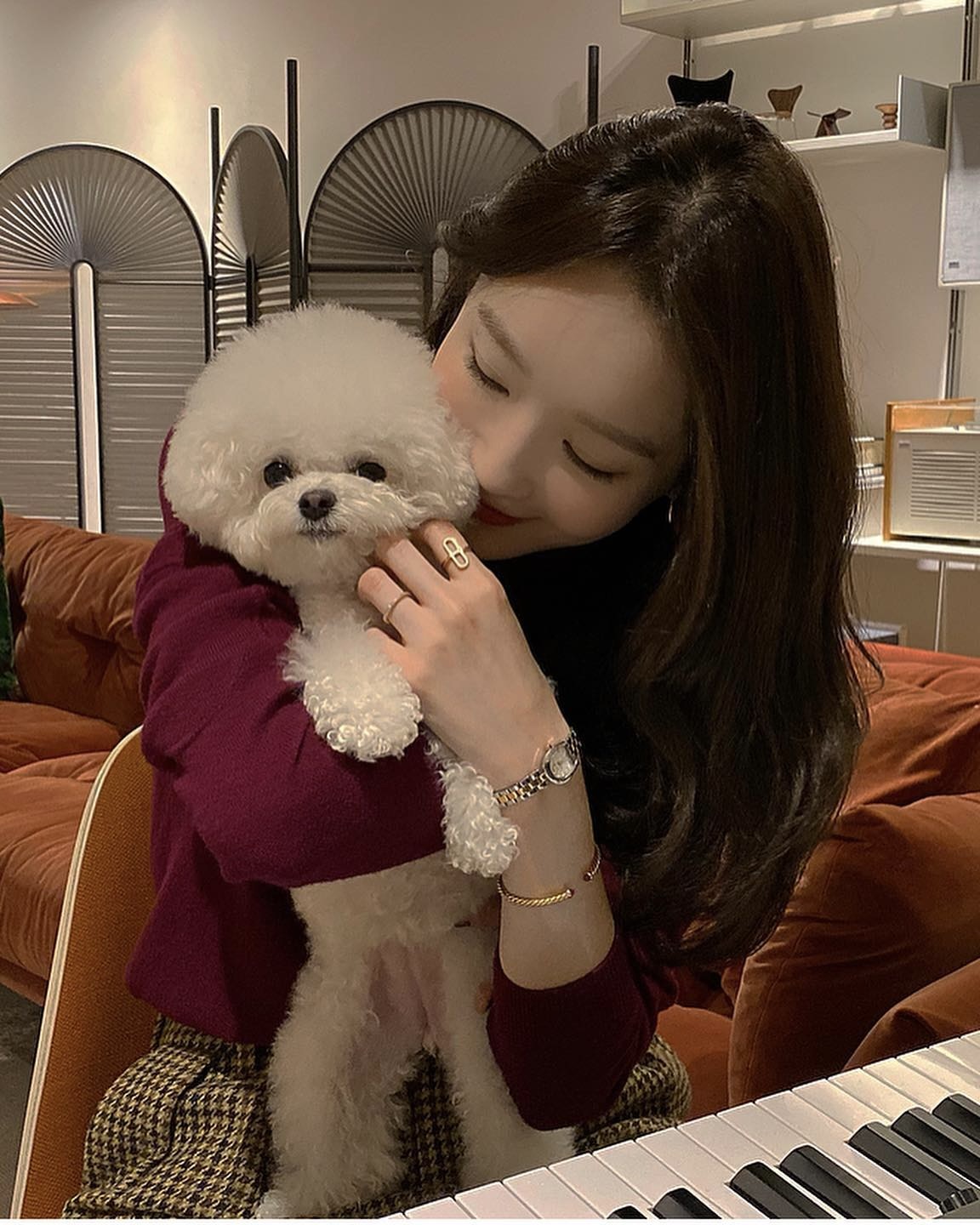 샹달 패턴은 알아놓자🧡

“어? 저 사람 옷 에르메스 꺼다!” “헐, 뭐야? 로고도 없는데 어떻게 알아?” 그 비밀은 바로 ‘샹달’ 패턴에 있습니다.

로고리스의 대명사 에르메스. 딱 보면 ‘아, 이거 에르메스네’ 하고 감지하게 만드는 상징적인 패턴이 하나 있는데요, 바로 샹달(Chaîne d’Ancre)입니다.

프랑스어로 ‘닻사슬’을 뜻하는 이 샹달은 1938년, 에르메스 창립자의 손자인 로베르 듀마(Robert Dumas)가 항구에 정박한 배의 닻사슬에서 영감을 받아 디자인한 것이 시작입니다. 오랜 시간 에르메스의 아이덴티티를 담고 있는, 의미 있는 디자인이죠.

샹달 패턴은 여러 액세서리와 의류 등, 에르메스의 다양한 아이템에서 찾아볼 수 있는데요. 다비치 이해리 손목에는 샹달 패턴이 중앙에 있는 미니 클릭 샹달 팔찌가 있죠. 가격은 118만 원으로, ‘에르메스치고’ 꽤 합리적인 액세서리입니다.

의류에서도 샹달 패턴은 빠지지 않습니다. 6번째 사진 니트 가디건처럼, 패턴 자체가 디자인 포인트가 되는 경우도 많은데요. 이 제품은 가격이 315만 원, 샹달 패턴이 단추 디테일까지 들어가 있는 니트죠.

에르메스의 시그니처 링 중 하나인 실버 샹달 링도 있습니다. 89만 원으로, 기본적인 디자인이지만 존재감은 확실한 반지예요.

또, 에르메스를 사랑하는 강민경이 착용한 링도 있어요.검지에 낀 반지는 샹달 로고를 더 슬림하고 세련된 디자인으로 재해석한 에버체인 당크레 반지입니다. 볼드한 샹달 링이 부담스럽다면, 이런 스타일을 참고해도 좋겠죠?

자, 이제 로고가 없어도 에르메스 아이템을 알아볼 수 있는 방법. 샹달 패턴을 보면, 아는 사람은 ‘에르메스다!’ 하겠죠? 😎 이미지