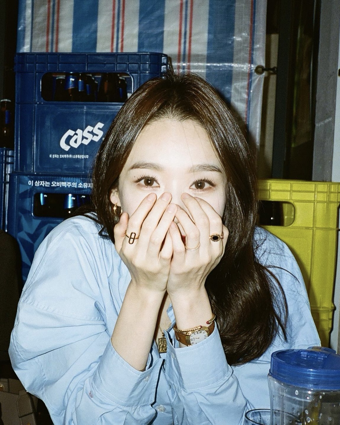샹달 패턴은 알아놓자🧡

“어? 저 사람 옷 에르메스 꺼다!” “헐, 뭐야? 로고도 없는데 어떻게 알아?” 그 비밀은 바로 ‘샹달’ 패턴에 있습니다.

로고리스의 대명사 에르메스. 딱 보면 ‘아, 이거 에르메스네’ 하고 감지하게 만드는 상징적인 패턴이 하나 있는데요, 바로 샹달(Chaîne d’Ancre)입니다.

프랑스어로 ‘닻사슬’을 뜻하는 이 샹달은 1938년, 에르메스 창립자의 손자인 로베르 듀마(Robert Dumas)가 항구에 정박한 배의 닻사슬에서 영감을 받아 디자인한 것이 시작입니다. 오랜 시간 에르메스의 아이덴티티를 담고 있는, 의미 있는 디자인이죠.

샹달 패턴은 여러 액세서리와 의류 등, 에르메스의 다양한 아이템에서 찾아볼 수 있는데요. 다비치 이해리 손목에는 샹달 패턴이 중앙에 있는 미니 클릭 샹달 팔찌가 있죠. 가격은 118만 원으로, ‘에르메스치고’ 꽤 합리적인 액세서리입니다.

의류에서도 샹달 패턴은 빠지지 않습니다. 6번째 사진 니트 가디건처럼, 패턴 자체가 디자인 포인트가 되는 경우도 많은데요. 이 제품은 가격이 315만 원, 샹달 패턴이 단추 디테일까지 들어가 있는 니트죠.

에르메스의 시그니처 링 중 하나인 실버 샹달 링도 있습니다. 89만 원으로, 기본적인 디자인이지만 존재감은 확실한 반지예요.

또, 에르메스를 사랑하는 강민경이 착용한 링도 있어요.검지에 낀 반지는 샹달 로고를 더 슬림하고 세련된 디자인으로 재해석한 에버체인 당크레 반지입니다. 볼드한 샹달 링이 부담스럽다면, 이런 스타일을 참고해도 좋겠죠?

자, 이제 로고가 없어도 에르메스 아이템을 알아볼 수 있는 방법. 샹달 패턴을 보면, 아는 사람은 ‘에르메스다!’ 하겠죠? 😎 이미지8
