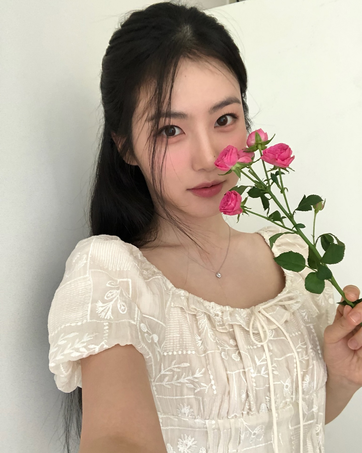 신예은이 선택한 봄 원피스👗

봄과 완벽한 조화를 이루는 신예은의 신예은의 밝고 사랑스러운 매력. 이번 시즌, 따뜻한 계절의 설렘을 한층 더해줄 신예은의 봄 원피스룩을 소개합니다.

- 사진 1-3 서쿠키 디어도로씨 실크 원피스 / 24만 8천 원
부드러운 실크 소재와 우아한 실루엣이 특징인 이 원피스는 여성스러움을 한층 강조해줍니다. 봄바람에 살랑이는 가벼운 착용감으로 데일리 룩은 물론 특별한 날에도 찰떡!

- 사진 4-7 르니나 IRIE 엠브로이더리 퍼프 슬리브 텐셀 드레스, 아이보리 / 19만 3천 원
아이보리 컬러의 텐셀 소재로 제작된 이 드레스는 퍼프 소매와 섬세한 자수 디테일이 특징인데요. 청순하면서도 로맨틱한 분위기를 연출할 수 있습니다.

- 사진 8-10 셀프포트레이트 체크 울 미니 드레스 / 71만 원대
클래식한 체크 패턴과 세련된 디자인이 돋보이는 미니 드레스입니다. 울 소재로 제작되어 봄철에도 따뜻하면서도 스타일리시한 룩을 연출할 수 있습니다.

올봄, 신예은처럼 러블리하면서도 우아한 스타일링으로 따스한 봄 햇살과 함께 설레는 원피스룩을 완성해 보는 건 어떨까요?🌸💖 이미지4