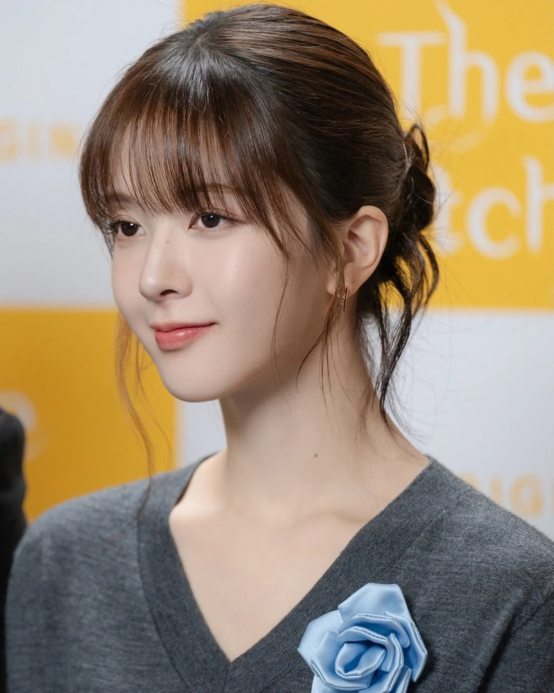 김나영 & 아이유 & 노정의 잇템🩵
최근 김나영과 아이유, 노정의가 각자 스케줄에서 착용한 아이템이 눈에 띕니다. 바로 셀프 포트레이트의 '차콜 블루 로즈 라이트웨이트 점퍼'. 같은 아이템이지만 스타일링에 따라 전혀 다른 분위기를 연출한 세 사람. 슬라이드를 넘겨 그녀들의 개성과 아이템의 매력을 함께 만나보세요.
- 상의: 셀프 포트레이트, 차콜 블루 로즈 라이트웨이트 점퍼 / 53만 원대
- 섬세한 장미 디테일로 사랑스러움을 가미, 군더더기 없는 깔끔한 실루엣이 특징
- 캐시미어 소재로 제작해 고급스러운 분위기 연출 이미지8
