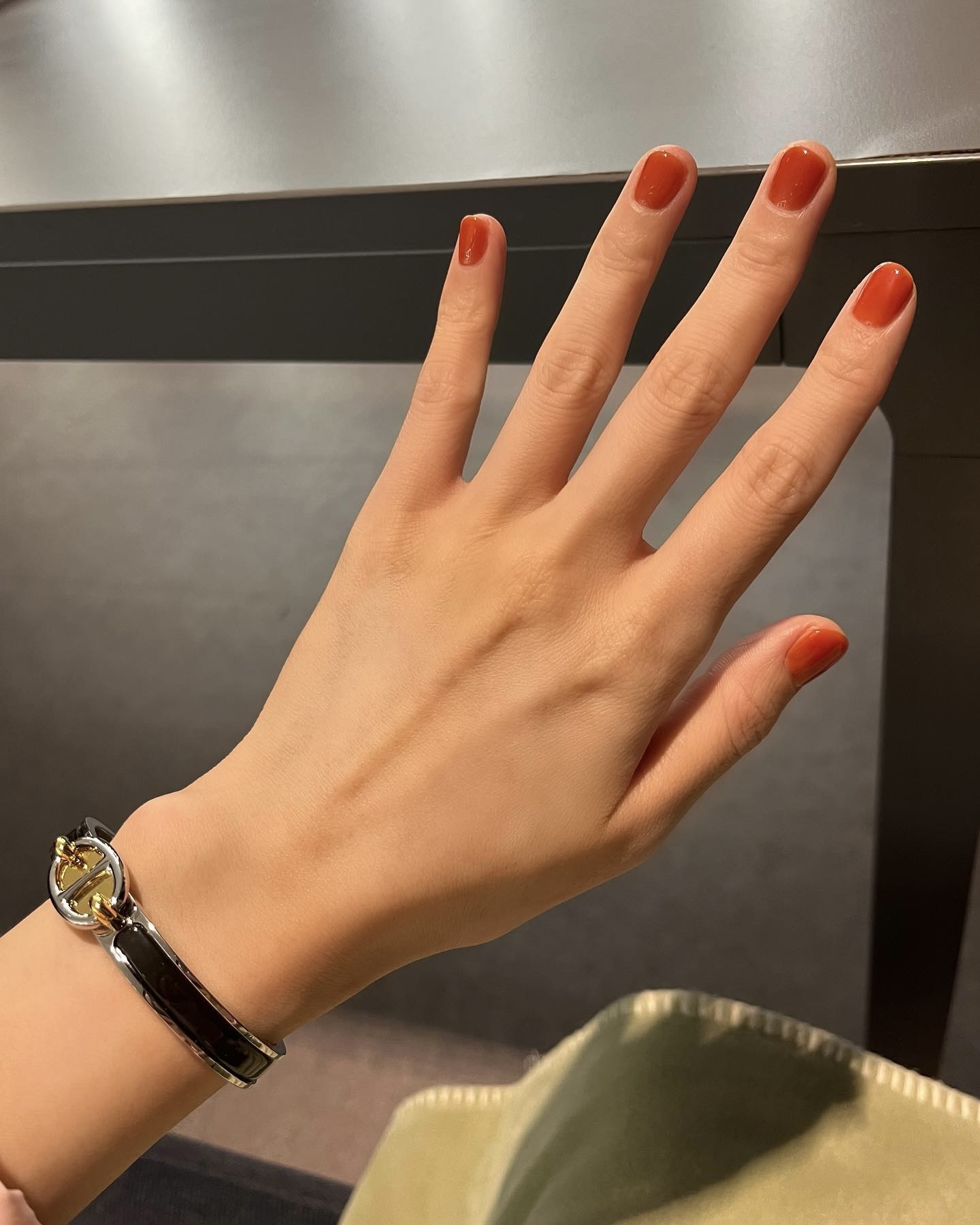 샹달 패턴은 알아놓자🧡

“어? 저 사람 옷 에르메스 꺼다!” “헐, 뭐야? 로고도 없는데 어떻게 알아?” 그 비밀은 바로 ‘샹달’ 패턴에 있습니다.

로고리스의 대명사 에르메스. 딱 보면 ‘아, 이거 에르메스네’ 하고 감지하게 만드는 상징적인 패턴이 하나 있는데요, 바로 샹달(Chaîne d’Ancre)입니다.

프랑스어로 ‘닻사슬’을 뜻하는 이 샹달은 1938년, 에르메스 창립자의 손자인 로베르 듀마(Robert Dumas)가 항구에 정박한 배의 닻사슬에서 영감을 받아 디자인한 것이 시작입니다. 오랜 시간 에르메스의 아이덴티티를 담고 있는, 의미 있는 디자인이죠.

샹달 패턴은 여러 액세서리와 의류 등, 에르메스의 다양한 아이템에서 찾아볼 수 있는데요. 다비치 이해리 손목에는 샹달 패턴이 중앙에 있는 미니 클릭 샹달 팔찌가 있죠. 가격은 118만 원으로, ‘에르메스치고’ 꽤 합리적인 액세서리입니다.

의류에서도 샹달 패턴은 빠지지 않습니다. 6번째 사진 니트 가디건처럼, 패턴 자체가 디자인 포인트가 되는 경우도 많은데요. 이 제품은 가격이 315만 원, 샹달 패턴이 단추 디테일까지 들어가 있는 니트죠.

에르메스의 시그니처 링 중 하나인 실버 샹달 링도 있습니다. 89만 원으로, 기본적인 디자인이지만 존재감은 확실한 반지예요.

또, 에르메스를 사랑하는 강민경이 착용한 링도 있어요.검지에 낀 반지는 샹달 로고를 더 슬림하고 세련된 디자인으로 재해석한 에버체인 당크레 반지입니다. 볼드한 샹달 링이 부담스럽다면, 이런 스타일을 참고해도 좋겠죠?

자, 이제 로고가 없어도 에르메스 아이템을 알아볼 수 있는 방법. 샹달 패턴을 보면, 아는 사람은 ‘에르메스다!’ 하겠죠? 😎 이미지4