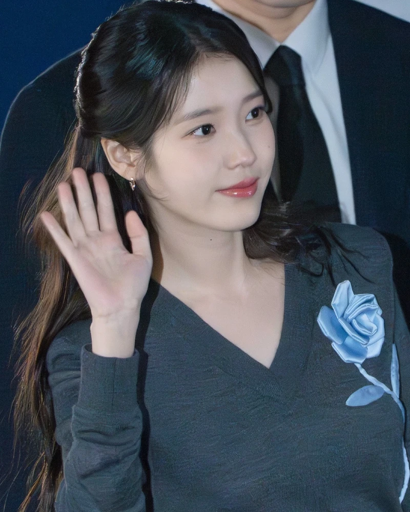 김나영 & 아이유 & 노정의 잇템🩵
최근 김나영과 아이유, 노정의가 각자 스케줄에서 착용한 아이템이 눈에 띕니다. 바로 셀프 포트레이트의 '차콜 블루 로즈 라이트웨이트 점퍼'. 같은 아이템이지만 스타일링에 따라 전혀 다른 분위기를 연출한 세 사람. 슬라이드를 넘겨 그녀들의 개성과 아이템의 매력을 함께 만나보세요.
- 상의: 셀프 포트레이트, 차콜 블루 로즈 라이트웨이트 점퍼 / 53만 원대
- 섬세한 장미 디테일로 사랑스러움을 가미, 군더더기 없는 깔끔한 실루엣이 특징
- 캐시미어 소재로 제작해 고급스러운 분위기 연출 이미지3