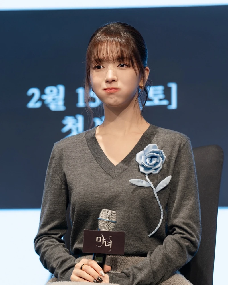 김나영 & 아이유 & 노정의 잇템🩵
최근 김나영과 아이유, 노정의가 각자 스케줄에서 착용한 아이템이 눈에 띕니다. 바로 셀프 포트레이트의 '차콜 블루 로즈 라이트웨이트 점퍼'. 같은 아이템이지만 스타일링에 따라 전혀 다른 분위기를 연출한 세 사람. 슬라이드를 넘겨 그녀들의 개성과 아이템의 매력을 함께 만나보세요.
- 상의: 셀프 포트레이트, 차콜 블루 로즈 라이트웨이트 점퍼 / 53만 원대
- 섬세한 장미 디테일로 사랑스러움을 가미, 군더더기 없는 깔끔한 실루엣이 특징
- 캐시미어 소재로 제작해 고급스러운 분위기 연출 이미지9