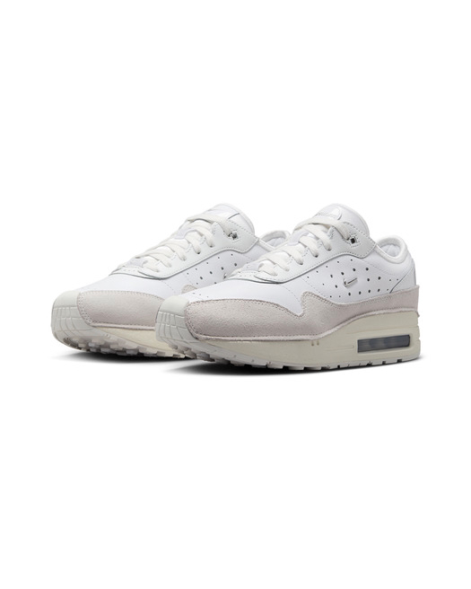 에어맥스는 이렇게 신는거야✔️👟

스니커즈에서 가장 혁신적인 모델 중 하나인 나이키 에어맥스(Air Max).

1987년 천재 스니커 디자이너 팅커 핫필드(Tinker Hatfield)가 최초로 에어(air) 기술을 보이는 에어 제품으로 만든 슈즈입니다.

이후 스트릿 문화, 힙합 등 다양 한 씬에서 사랑받으며 매년 3월은 에어맥스 데이(Air Max Day)로 선정되었습니다.

• 아이템 리스트
- 나이키 에어맥스 1 '86 오리지널 빅 버블
- 나이키 에어 맥스 플러스 배틀 블루
- 나이키x자크뮈스 에어맥스 1 SP
- 나이키 x 꼼데가르송 옴므 플러스 에어맥스 TL 2.5 블랙
- 나이키 에어맥스 1 '86 OG

에어맥스가 스니커즈의 클래식으로 자리잡을지?! 이미지6