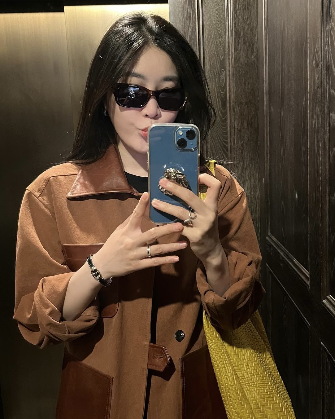 샹달 패턴은 알아놓자🧡

“어? 저 사람 옷 에르메스 꺼다!” “헐, 뭐야? 로고도 없는데 어떻게 알아?” 그 비밀은 바로 ‘샹달’ 패턴에 있습니다.

로고리스의 대명사 에르메스. 딱 보면 ‘아, 이거 에르메스네’ 하고 감지하게 만드는 상징적인 패턴이 하나 있는데요, 바로 샹달(Chaîne d’Ancre)입니다.

프랑스어로 ‘닻사슬’을 뜻하는 이 샹달은 1938년, 에르메스 창립자의 손자인 로베르 듀마(Robert Dumas)가 항구에 정박한 배의 닻사슬에서 영감을 받아 디자인한 것이 시작입니다. 오랜 시간 에르메스의 아이덴티티를 담고 있는, 의미 있는 디자인이죠.

샹달 패턴은 여러 액세서리와 의류 등, 에르메스의 다양한 아이템에서 찾아볼 수 있는데요. 다비치 이해리 손목에는 샹달 패턴이 중앙에 있는 미니 클릭 샹달 팔찌가 있죠. 가격은 118만 원으로, ‘에르메스치고’ 꽤 합리적인 액세서리입니다.

의류에서도 샹달 패턴은 빠지지 않습니다. 6번째 사진 니트 가디건처럼, 패턴 자체가 디자인 포인트가 되는 경우도 많은데요. 이 제품은 가격이 315만 원, 샹달 패턴이 단추 디테일까지 들어가 있는 니트죠.

에르메스의 시그니처 링 중 하나인 실버 샹달 링도 있습니다. 89만 원으로, 기본적인 디자인이지만 존재감은 확실한 반지예요.

또, 에르메스를 사랑하는 강민경이 착용한 링도 있어요.검지에 낀 반지는 샹달 로고를 더 슬림하고 세련된 디자인으로 재해석한 에버체인 당크레 반지입니다. 볼드한 샹달 링이 부담스럽다면, 이런 스타일을 참고해도 좋겠죠?

자, 이제 로고가 없어도 에르메스 아이템을 알아볼 수 있는 방법. 샹달 패턴을 보면, 아는 사람은 ‘에르메스다!’ 하겠죠? 😎 이미지3