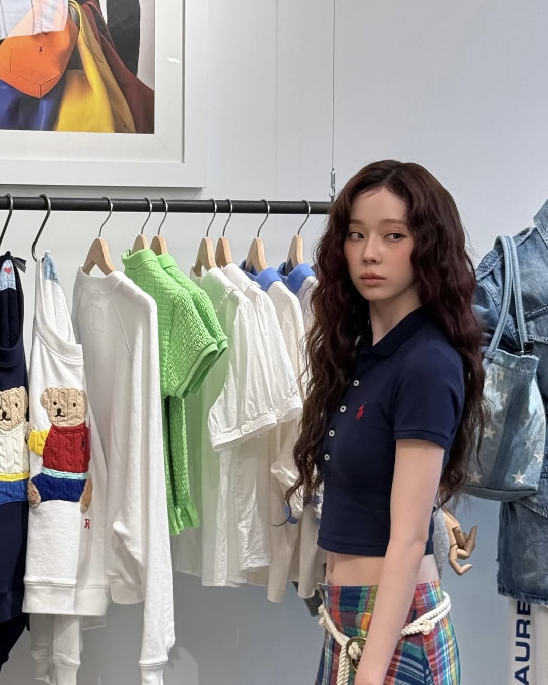 봄의 여신이 된 윈터🌼

지난 26일 에스파 윈터가 폴로 랄프 로렌 행사에 참석했습니다. 윈터는 봄과 씨앗의 여신 페르세포네 같은 비주얼과 착장으로 행사에 참석해 아름다움을 맘껏 뽐냈습니다.

오늘 윈터의 개인 인스타그램에 그날의 비하인드 컷들이 업로드 되었는데요. 모두 폴로 랄프 로렌 상품인 윈터 여신 착장! 정보를 찾아왔습니다. 

📸 사진 1 - 4 착장
- 상의: 크롭 체크 코튼 타이 프런트 톱
- 하의: 체크 코튼 드로스트링 맥시스커트
- 액세서리: 송아지가죽 스키니 벨트 백
- 가방: 폴로 플레이 가죽 토트백
- 신발: 캔디스 가죽 샌들

📸 사진 5 - 6 착장
- 상의: 스트레치 피케 크롭 폴로 셔츠
- 하의: 체크 린넨 맥시스커트
- 액세서리: O-링 로프 벨트
- 가방: 폴로 플레이 가죽 스몰 토트 & 크로스백 이미지5