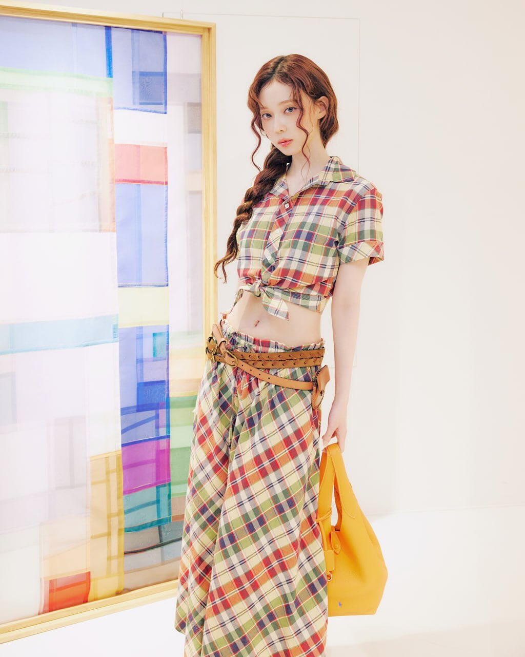 봄의 여신이 된 윈터🌼

지난 26일 에스파 윈터가 폴로 랄프 로렌 행사에 참석했습니다. 윈터는 봄과 씨앗의 여신 페르세포네 같은 비주얼과 착장으로 행사에 참석해 아름다움을 맘껏 뽐냈습니다.

오늘 윈터의 개인 인스타그램에 그날의 비하인드 컷들이 업로드 되었는데요. 모두 폴로 랄프 로렌 상품인 윈터 여신 착장! 정보를 찾아왔습니다. 

📸 사진 1 - 4 착장
- 상의: 크롭 체크 코튼 타이 프런트 톱
- 하의: 체크 코튼 드로스트링 맥시스커트
- 액세서리: 송아지가죽 스키니 벨트 백
- 가방: 폴로 플레이 가죽 토트백
- 신발: 캔디스 가죽 샌들

📸 사진 5 - 6 착장
- 상의: 스트레치 피케 크롭 폴로 셔츠
- 하의: 체크 린넨 맥시스커트
- 액세서리: O-링 로프 벨트
- 가방: 폴로 플레이 가죽 스몰 토트 & 크로스백 이미지