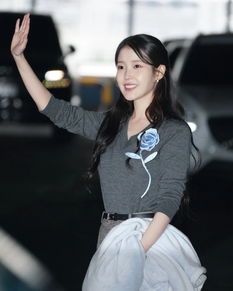 김나영 & 아이유 & 노정의 잇템🩵
최근 김나영과 아이유, 노정의가 각자 스케줄에서 착용한 아이템이 눈에 띕니다. 바로 셀프 포트레이트의 '차콜 블루 로즈 라이트웨이트 점퍼'. 같은 아이템이지만 스타일링에 따라 전혀 다른 분위기를 연출한 세 사람. 슬라이드를 넘겨 그녀들의 개성과 아이템의 매력을 함께 만나보세요.
- 상의: 셀프 포트레이트, 차콜 블루 로즈 라이트웨이트 점퍼 / 53만 원대
- 섬세한 장미 디테일로 사랑스러움을 가미, 군더더기 없는 깔끔한 실루엣이 특징
- 캐시미어 소재로 제작해 고급스러운 분위기 연출 이미지4