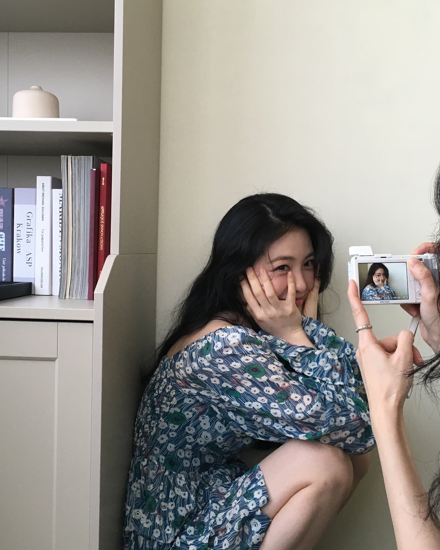 신예은이 선택한 봄 원피스👗

봄과 완벽한 조화를 이루는 신예은의 신예은의 밝고 사랑스러운 매력. 이번 시즌, 따뜻한 계절의 설렘을 한층 더해줄 신예은의 봄 원피스룩을 소개합니다.

- 사진 1-3 서쿠키 디어도로씨 실크 원피스 / 24만 8천 원
부드러운 실크 소재와 우아한 실루엣이 특징인 이 원피스는 여성스러움을 한층 강조해줍니다. 봄바람에 살랑이는 가벼운 착용감으로 데일리 룩은 물론 특별한 날에도 찰떡!

- 사진 4-7 르니나 IRIE 엠브로이더리 퍼프 슬리브 텐셀 드레스, 아이보리 / 19만 3천 원
아이보리 컬러의 텐셀 소재로 제작된 이 드레스는 퍼프 소매와 섬세한 자수 디테일이 특징인데요. 청순하면서도 로맨틱한 분위기를 연출할 수 있습니다.

- 사진 8-10 셀프포트레이트 체크 울 미니 드레스 / 71만 원대
클래식한 체크 패턴과 세련된 디자인이 돋보이는 미니 드레스입니다. 울 소재로 제작되어 봄철에도 따뜻하면서도 스타일리시한 룩을 연출할 수 있습니다.

올봄, 신예은처럼 러블리하면서도 우아한 스타일링으로 따스한 봄 햇살과 함께 설레는 원피스룩을 완성해 보는 건 어떨까요?🌸💖 이미지2