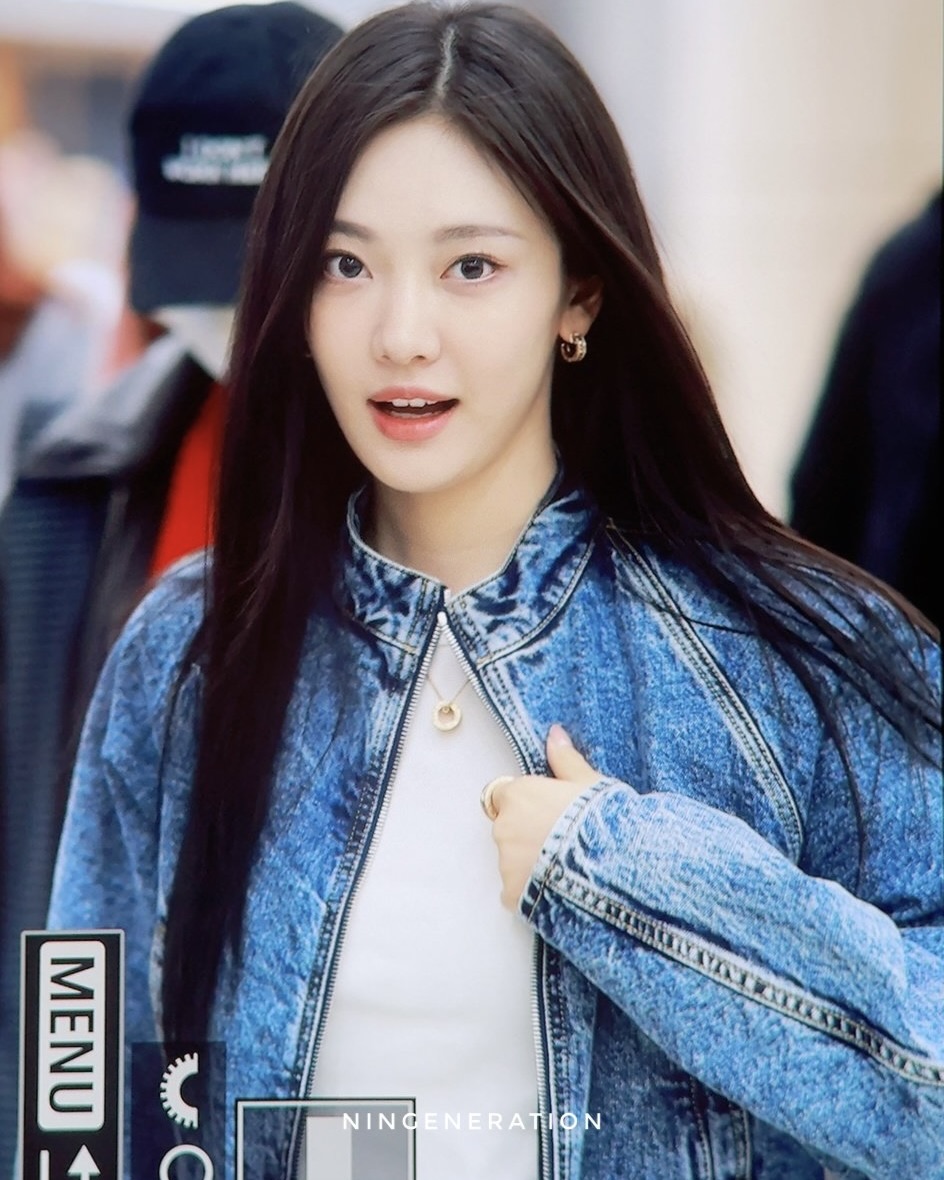 불가리랑 찰떡이다 닝아…🥟

요즘 닝닝이 착용한 주얼리들을 보면, ‘혹시 불가리 앰버서더 되는 거 아니야?’ 하는 생각이 절로 들 정도로 불가리 아이템들이 자주 보이는데요.

최근 한 행사에서는 블랙 시스루 드레스에 불가리의 세르펜티 목걸이와 피오레버 라인의 귀걸이, 팔찌, 반지를 매치했습니다. 과하지 않으면서도 눈에 띄는 다이아몬드 주얼리들이 닝닝 특유의 맑고 도회적인 분위기와 아주 잘 어울렸죠. 

반짝이는 무드가 꼭 파티 룩에서만 가능하다는 건 편견이에요. 닝닝은 공항에서는 캐주얼한 데님 재킷과 화이트 티셔츠를 입고 등장했는데, 이때도 불가리의 비제로원 라인 이어링과 링, 목걸이를 착용했습니다. 편안한 데일리 룩에도 자연스럽게 녹아드는 스타일링이 인상적이었죠.

블링블링한 포인트가 필요한 날은 물론, 꾸안꾸 무드에도 잘 어울리는 불가리의 액세서리. 그리고 그런 불가리를 누구보다 자연스럽게 소화해내는 닝닝. 이 조합, 앞으로 더 자주 볼 수 있으면 좋겠습니다🙏 이미지6