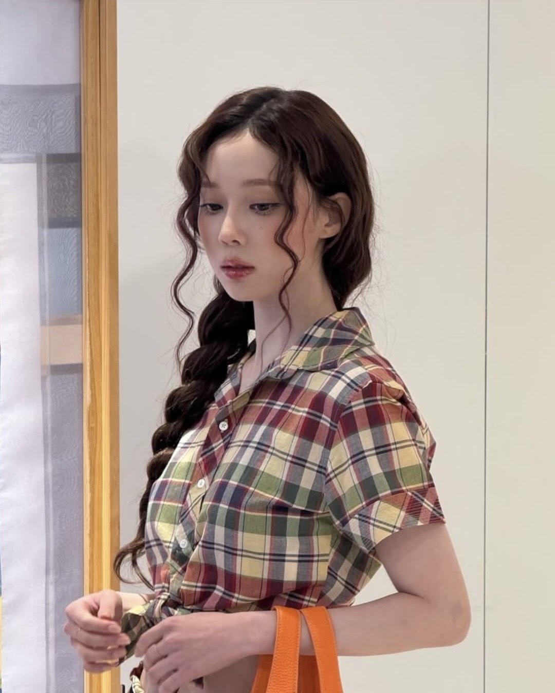 봄의 여신이 된 윈터🌼

지난 26일 에스파 윈터가 폴로 랄프 로렌 행사에 참석했습니다. 윈터는 봄과 씨앗의 여신 페르세포네 같은 비주얼과 착장으로 행사에 참석해 아름다움을 맘껏 뽐냈습니다.

오늘 윈터의 개인 인스타그램에 그날의 비하인드 컷들이 업로드 되었는데요. 모두 폴로 랄프 로렌 상품인 윈터 여신 착장! 정보를 찾아왔습니다. 

📸 사진 1 - 4 착장
- 상의: 크롭 체크 코튼 타이 프런트 톱
- 하의: 체크 코튼 드로스트링 맥시스커트
- 액세서리: 송아지가죽 스키니 벨트 백
- 가방: 폴로 플레이 가죽 토트백
- 신발: 캔디스 가죽 샌들

📸 사진 5 - 6 착장
- 상의: 스트레치 피케 크롭 폴로 셔츠
- 하의: 체크 린넨 맥시스커트
- 액세서리: O-링 로프 벨트
- 가방: 폴로 플레이 가죽 스몰 토트 & 크로스백 이미지2