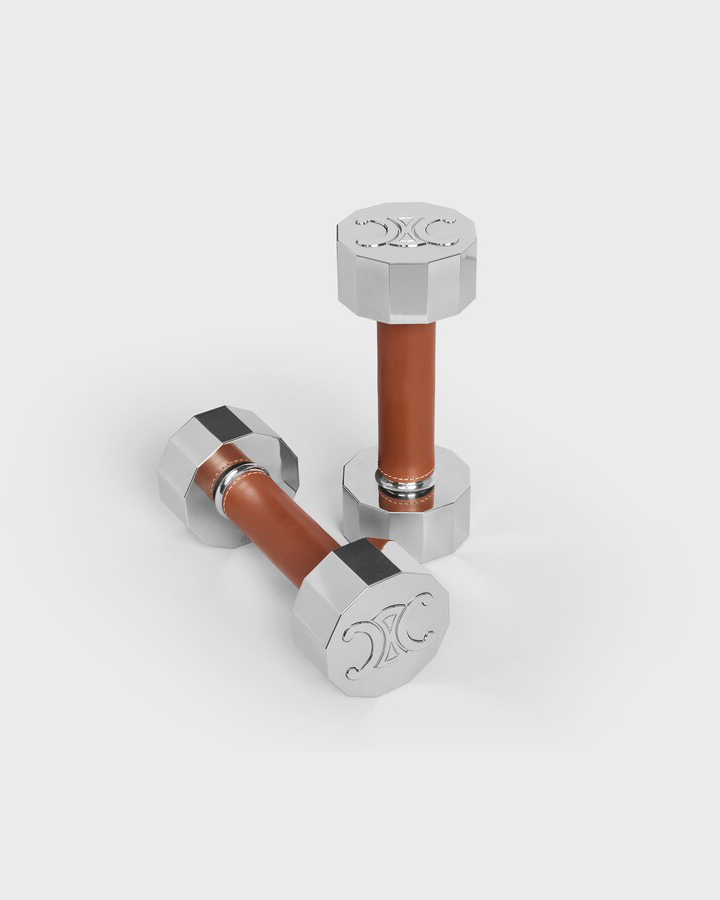 셀린느 덤벨로 운동 가능?🏋️‍♀️

셀린느(celine)에서 덤벨,케틀벨,줄넘기 등 필라테스 컬렉션을 전개했습니다.

덤벨은 2KG, 케틀벨은 4KG으로 가격은 각각 360만원,430만원입니다.

이걸로 덤벨 던지기는 불가능할듯...😭 이미지