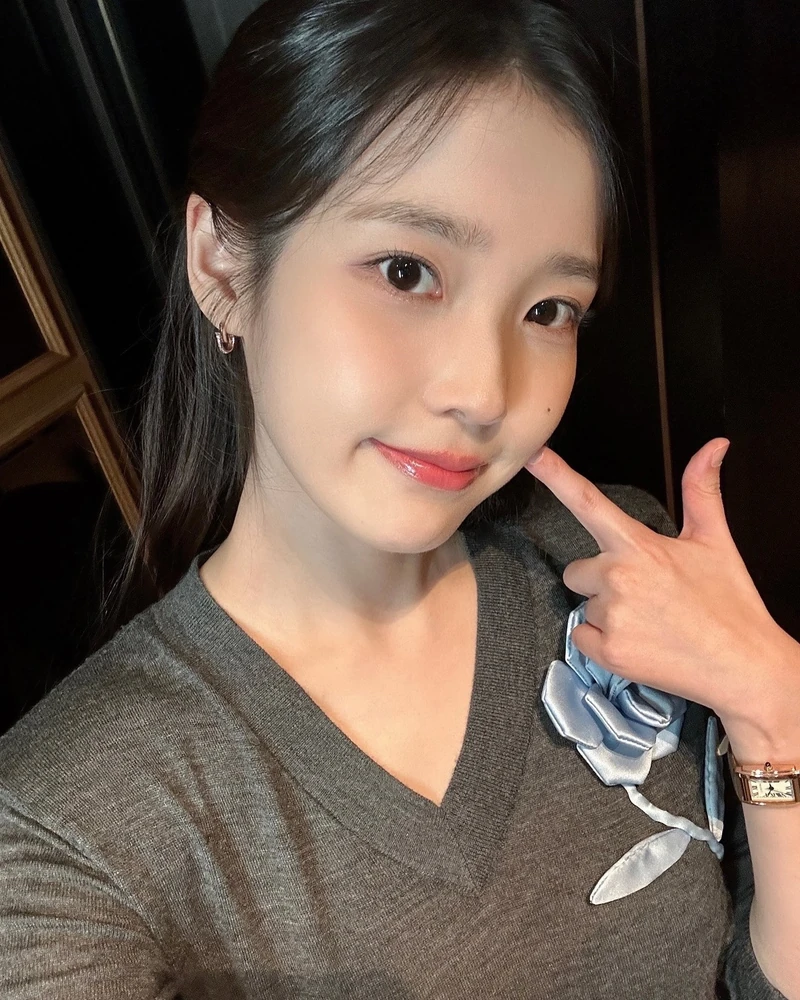 김나영 & 아이유 & 노정의 잇템🩵
최근 김나영과 아이유, 노정의가 각자 스케줄에서 착용한 아이템이 눈에 띕니다. 바로 셀프 포트레이트의 '차콜 블루 로즈 라이트웨이트 점퍼'. 같은 아이템이지만 스타일링에 따라 전혀 다른 분위기를 연출한 세 사람. 슬라이드를 넘겨 그녀들의 개성과 아이템의 매력을 함께 만나보세요.
- 상의: 셀프 포트레이트, 차콜 블루 로즈 라이트웨이트 점퍼 / 53만 원대
- 섬세한 장미 디테일로 사랑스러움을 가미, 군더더기 없는 깔끔한 실루엣이 특징
- 캐시미어 소재로 제작해 고급스러운 분위기 연출 이미지5