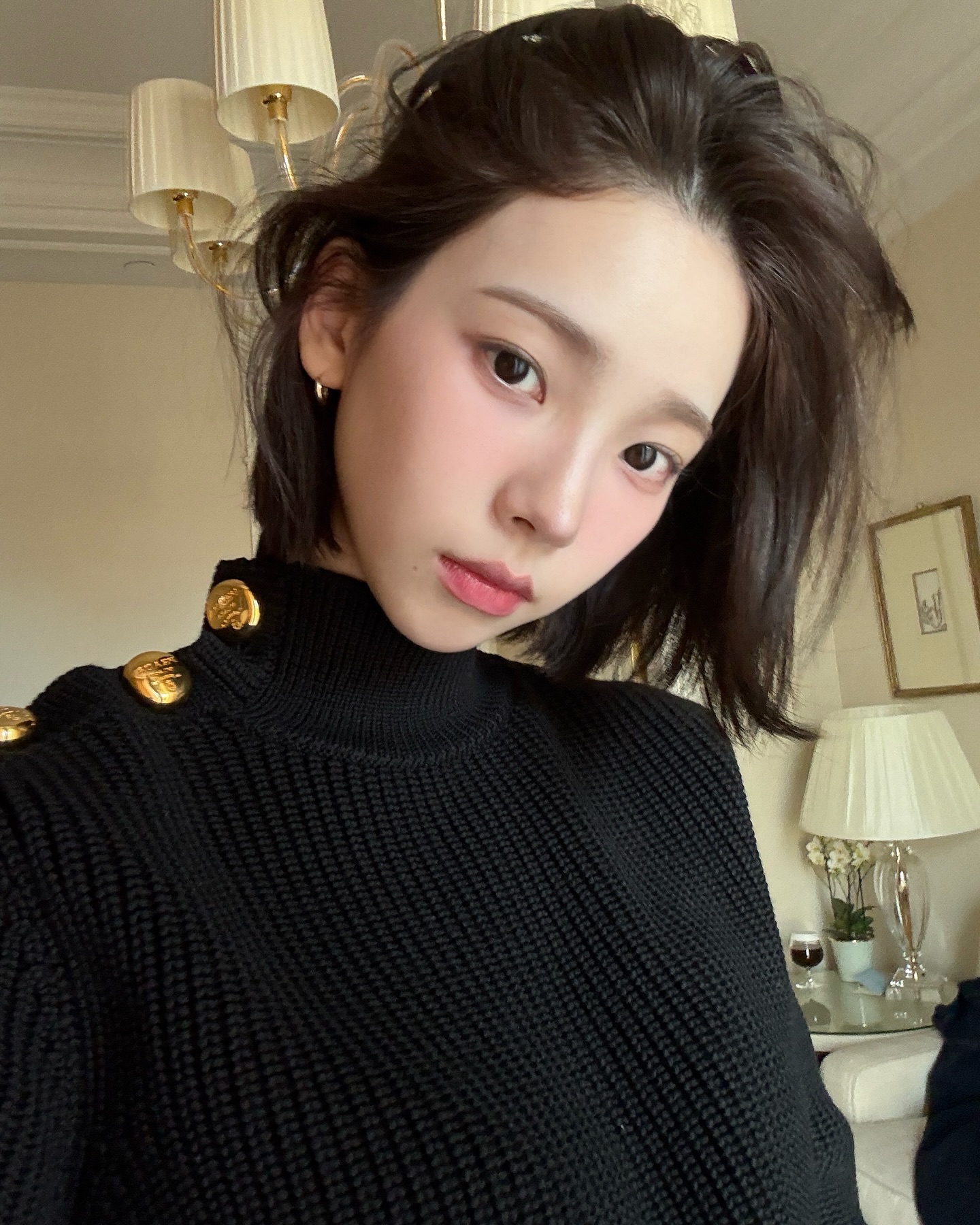 진한 화장이 안 어울린다면?💄
눈은 덜어내고 치크에 생기를 더한 프렌치 메이크업으로🤍 이미지4