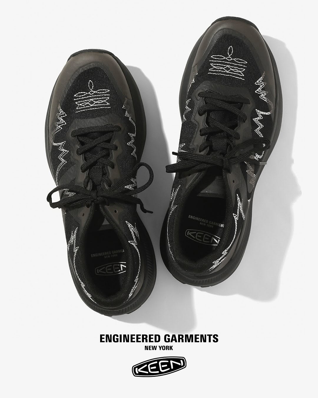 엔지니어드 가먼츠 x 킨 ⚫️

엔지니어드 가먼츠와 킨이 'WK500' 스니커즈를 선보입니다.

기능성과 웨스턴 감성의 조화가 핵심인 이 모델은 KEEN.CURVE 기술이 적용되어 걷는 움직임이 마치 굴러가는 듯한 부드러운 느낌을 준다고 하는데요.

여행과 모험을 위해 설계된 이 슈즈는 가벼운 무게와 탈착 가능한 폼 인솔로 피로를 줄여준다고 합니다.

킨은 아웃도어 기반 브랜드로, 실용성과 편안함, 기술력을 바탕으로 한 퍼포먼스를 강조하며, 일상 속에서도 활용 가능한 기능성 슈즈를 만들어왔죠.

반면, 엔지니어드 가먼츠는 전통적인 미국 워크웨어, 밀리터리, 빈티지 스타일에 기반을 두면서도 비정형적이고 실험적인 디자인을 통해 새로운 해석을 시도하는 브랜드인데요.

이 둘의 협업은 단순한 브랜드의 만남이 아니라, 기능성과 디자인의 철학이 조화를 이루는 결과물이 아닐까요? 이미지6