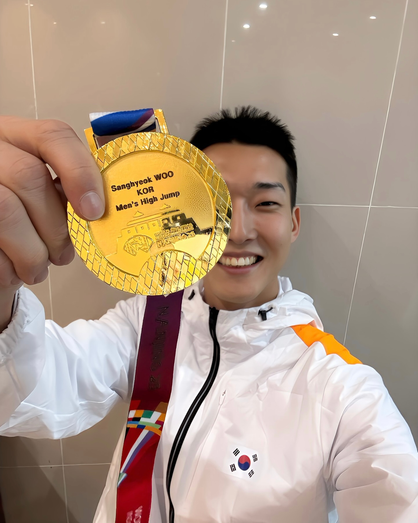 올림픽 챔피언 꺽고 우승!🥇
스마일점퍼 대상혁의 스트릿 모먼트😎 이미지