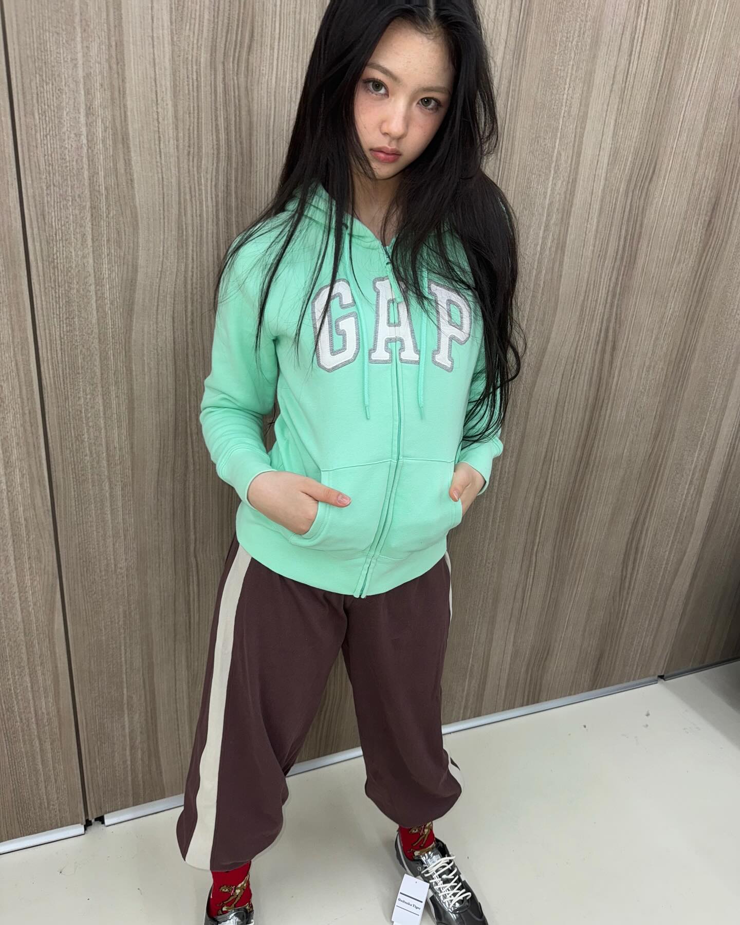 그때 우린 GAP 후드에 미쳤었죠..⭐️
얼마 전 공개된 키키의 BTG 뮤직비디오에서 키키가 GAP(갭) 후드집업 스타일링을 선보였습니다. GAP 후드집업은 약 1n년 전, 동복 시즌 교복 위에 입는 필수 아이템이었는데요. 당시 후드집업계에서는 GAP과 아베크롬비가 쌍벽을 이뤘죠. GAP은 낙낙한 오버핏 사이즈로, 아베크롬비는 정사이즈보다 작게 입어 핏하게 연출하는 게 정석이었습니다.
그런 아이템을 감다살 그룹 키키가 착용하면서 반가운 마음과 함께, 옷장 속 깊숙이 잠들어 있던 GAP 후드집업을 다시 입고 싶다는 반응이 나타났습니다. 어쩌면 다시금 GAP 후드집업 붐이 오지 않을까 예상되는데요. 키키의 GAP 후드집업 코디를 참고해 찐 Y2K 패션을 즐겨보는 건 어떨까요? 이미지6