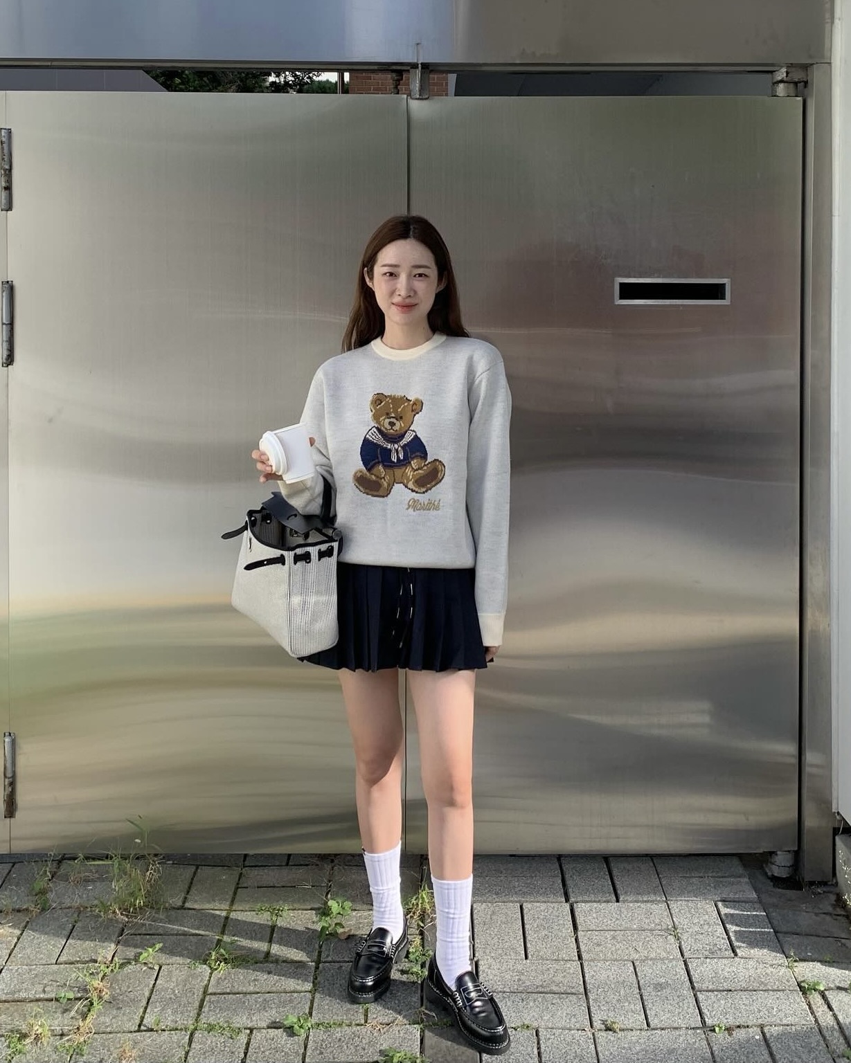 실적 없이 살 수 있는 에르메스?👜

에르메스의 가방은 대부분 실적이 있어야 구매할 수 있습니다. 하지만 가방 장 맨 아래, 'display only' 팻말이 없는 가방들은 워크인으로도 구매할 수 있다는 사실! 그리고 가방 장 맨 아래에 가장 자주 등장하는 모델이 바로 에르백 31입니다. 에르메스에서 가장 접하기 쉬운 모델이죠. 오늘은 이 에르메스 입문템, 에르백 31에 대해 알아봅시다.

에르백 31은 클래식한 실루엣에 실용적인 무드가 더해진 가방인데요. 전체적으로는 켈리백과 비슷한 구조를 가지고 있지만, 바디는 캔버스로 되어 있어 무겁지 않고 활용도도 훨씬 높습니다. 실제로 차정원, 박하선 등의 셀럽들도 일상 룩에 자주 매치하는 모습을 볼 수 있죠.

이 가방의 또 다른 매력은 다양한 소재 조합입니다. 가죽과 패브릭의 조합, 컬러 믹스 등에 따라 분위기가 완전히 달라지는데요. 패브릭 소재 기준 가격은 약 450만 원대 후반입니다. 에르메스 가방 중에서는 ‘입문자용’으로 접근성이 가장 좋은 편이죠.

포멀한 룩부터 캐주얼한 맨투맨, 미니스커트 코디까지 자연스럽게 녹아드는 디자인이라 어떤 스타일에도 무난하게 어울립니다. 가방 하나로 꾸안꾸 무드까지 잡을 수 있다는 점에서 데일리백으로도 추천할 만한 아이템이죠.

에르메스 가방이 위시였던 분들이라면, 매장에 들를 때마다 가방장을 유심히 살펴보세요. 가장 아래 칸, 눈높이보다 살짝 낮은 곳에 조용히 놓여 있는 에르백 31을 발견할지도 모릅니다. 물론 워크인은 너무나 치열하지만, 실적 없이도 가능성이 열려 있는 아이템이라는 점이 큰 장점이죠.

‘에르메스는 너무 멀게만 느껴졌던’ 분들이라면, 에르백 31으로 입문해보시는 것도 좋은 선택입니다. 실용성과 브랜드 무드를 동시에 챙길 수 있으니까요🧡 이미지