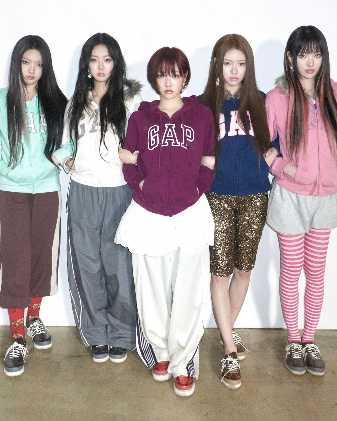 그때 우린 GAP 후드에 미쳤었죠..⭐️
얼마 전 공개된 키키의 BTG 뮤직비디오에서 키키가 GAP(갭) 후드집업 스타일링을 선보였습니다. GAP 후드집업은 약 1n년 전, 동복 시즌 교복 위에 입는 필수 아이템이었는데요. 당시 후드집업계에서는 GAP과 아베크롬비가 쌍벽을 이뤘죠. GAP은 낙낙한 오버핏 사이즈로, 아베크롬비는 정사이즈보다 작게 입어 핏하게 연출하는 게 정석이었습니다.
그런 아이템을 감다살 그룹 키키가 착용하면서 반가운 마음과 함께, 옷장 속 깊숙이 잠들어 있던 GAP 후드집업을 다시 입고 싶다는 반응이 나타났습니다. 어쩌면 다시금 GAP 후드집업 붐이 오지 않을까 예상되는데요. 키키의 GAP 후드집업 코디를 참고해 찐 Y2K 패션을 즐겨보는 건 어떨까요? 이미지2