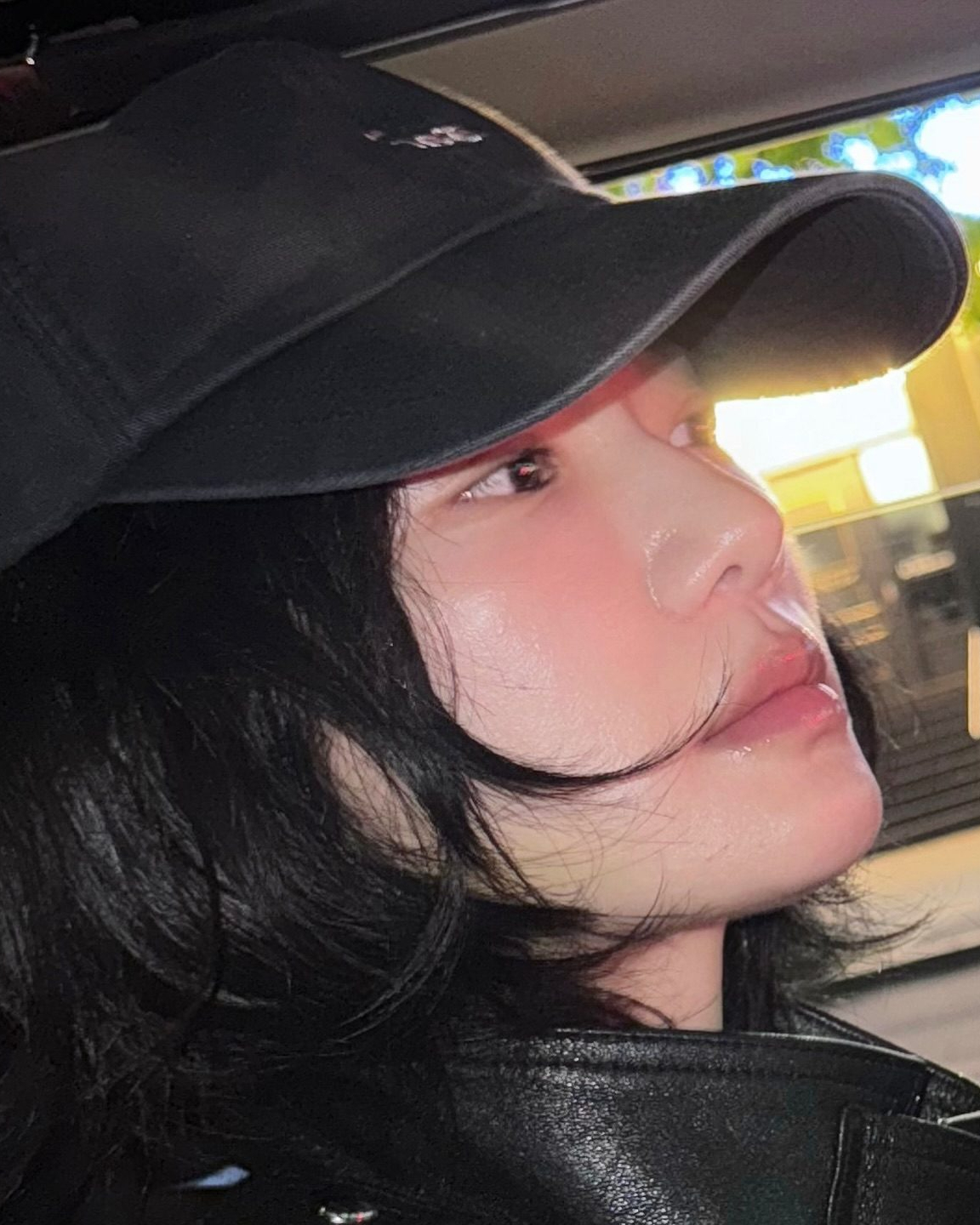 진한 화장이 안 어울린다면?💄
눈은 덜어내고 치크에 생기를 더한 프렌치 메이크업으로🤍 이미지5