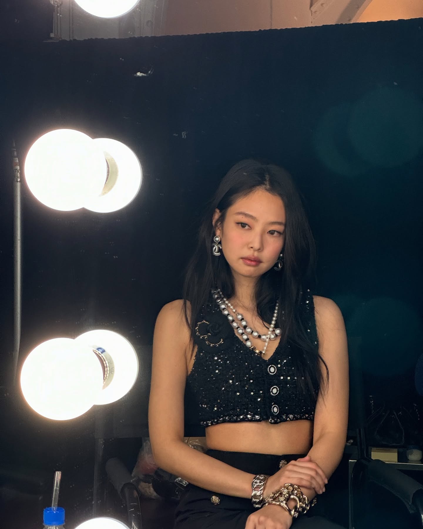 데본 아오키가 생각나는 그녀들✨

샤넬의 최연소 뮤즈로 알려진 데본 아오키는 동서양의 매력을 고루 갖춘 비주얼로 많은 이들에게 사랑을 받았는데요. 그녀의 몽환적인 얼굴을 닮은 셀럽들을 준비해봤습니다. 슬라이드를 넘겨 확인해보세요.❤️

1. 블랙핑크 제니
2. 미야오 엘라
3. 키키 하음 이미지5