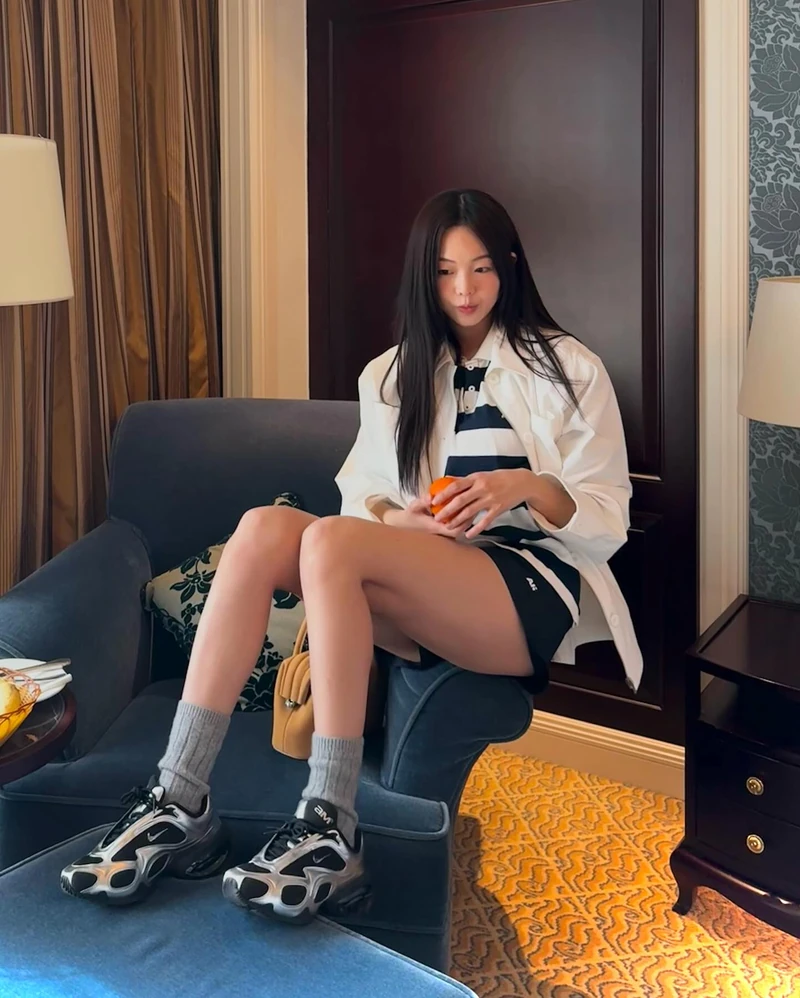 한 발 먼저 찾아온 셀럽들의 마린룩🐬
봄나들이룩으로도 좋아💙 이미지1
