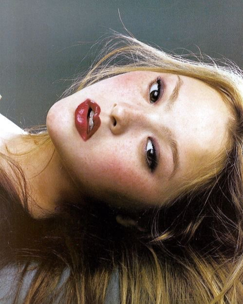데본 아오키가 생각나는 그녀들✨

샤넬의 최연소 뮤즈로 알려진 데본 아오키는 동서양의 매력을 고루 갖춘 비주얼로 많은 이들에게 사랑을 받았는데요. 그녀의 몽환적인 얼굴을 닮은 셀럽들을 준비해봤습니다. 슬라이드를 넘겨 확인해보세요.❤️

1. 블랙핑크 제니
2. 미야오 엘라
3. 키키 하음 이미지