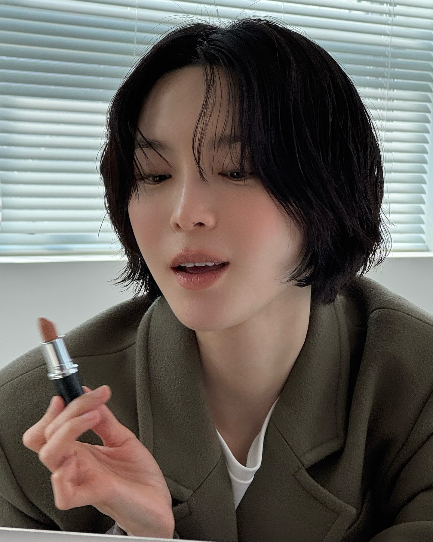 진한 화장이 안 어울린다면?💄
눈은 덜어내고 치크에 생기를 더한 프렌치 메이크업으로🤍 이미지2