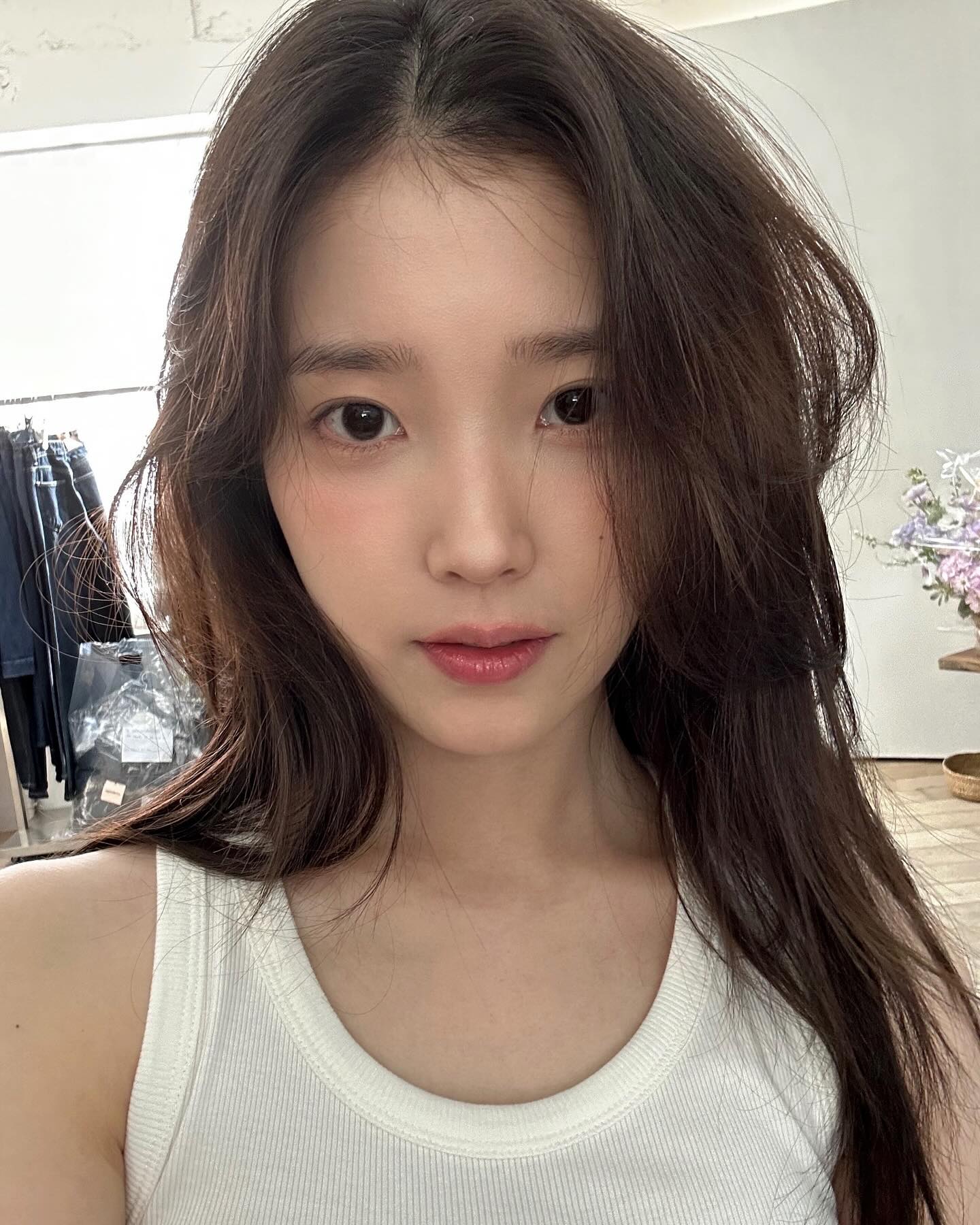 진한 화장이 안 어울린다면?💄
눈은 덜어내고 치크에 생기를 더한 프렌치 메이크업으로🤍 이미지1