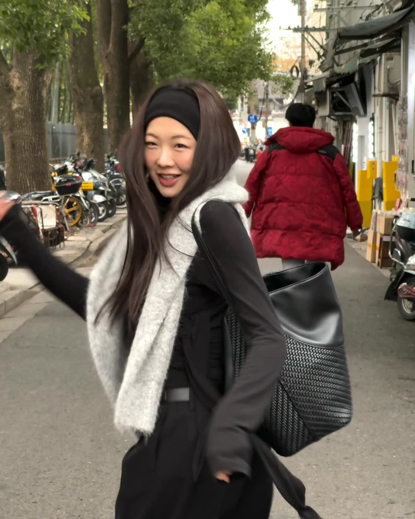 진한 화장이 안 어울린다면?💄
눈은 덜어내고 치크에 생기를 더한 프렌치 메이크업으로🤍 이미지3