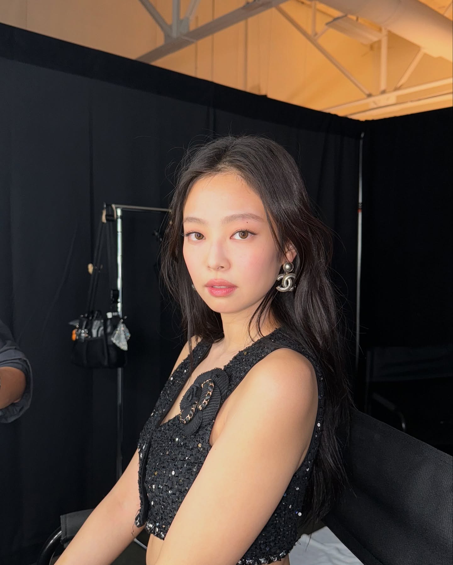 데본 아오키가 생각나는 그녀들✨

샤넬의 최연소 뮤즈로 알려진 데본 아오키는 동서양의 매력을 고루 갖춘 비주얼로 많은 이들에게 사랑을 받았는데요. 그녀의 몽환적인 얼굴을 닮은 셀럽들을 준비해봤습니다. 슬라이드를 넘겨 확인해보세요.❤️

1. 블랙핑크 제니
2. 미야오 엘라
3. 키키 하음 이미지2