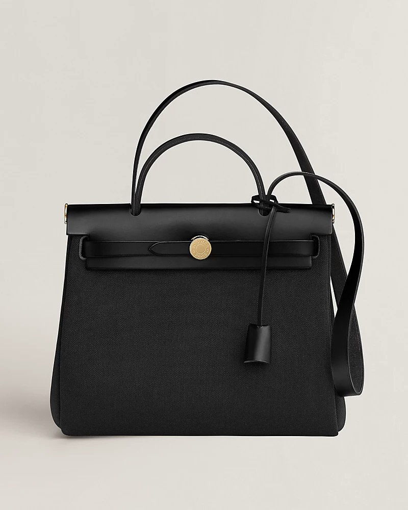 실적 없이 살 수 있는 에르메스?👜

에르메스의 가방은 대부분 실적이 있어야 구매할 수 있습니다. 하지만 가방 장 맨 아래, 'display only' 팻말이 없는 가방들은 워크인으로도 구매할 수 있다는 사실! 그리고 가방 장 맨 아래에 가장 자주 등장하는 모델이 바로 에르백 31입니다. 에르메스에서 가장 접하기 쉬운 모델이죠. 오늘은 이 에르메스 입문템, 에르백 31에 대해 알아봅시다.

에르백 31은 클래식한 실루엣에 실용적인 무드가 더해진 가방인데요. 전체적으로는 켈리백과 비슷한 구조를 가지고 있지만, 바디는 캔버스로 되어 있어 무겁지 않고 활용도도 훨씬 높습니다. 실제로 차정원, 박하선 등의 셀럽들도 일상 룩에 자주 매치하는 모습을 볼 수 있죠.

이 가방의 또 다른 매력은 다양한 소재 조합입니다. 가죽과 패브릭의 조합, 컬러 믹스 등에 따라 분위기가 완전히 달라지는데요. 패브릭 소재 기준 가격은 약 450만 원대 후반입니다. 에르메스 가방 중에서는 ‘입문자용’으로 접근성이 가장 좋은 편이죠.

포멀한 룩부터 캐주얼한 맨투맨, 미니스커트 코디까지 자연스럽게 녹아드는 디자인이라 어떤 스타일에도 무난하게 어울립니다. 가방 하나로 꾸안꾸 무드까지 잡을 수 있다는 점에서 데일리백으로도 추천할 만한 아이템이죠.

에르메스 가방이 위시였던 분들이라면, 매장에 들를 때마다 가방장을 유심히 살펴보세요. 가장 아래 칸, 눈높이보다 살짝 낮은 곳에 조용히 놓여 있는 에르백 31을 발견할지도 모릅니다. 물론 워크인은 너무나 치열하지만, 실적 없이도 가능성이 열려 있는 아이템이라는 점이 큰 장점이죠.

‘에르메스는 너무 멀게만 느껴졌던’ 분들이라면, 에르백 31으로 입문해보시는 것도 좋은 선택입니다. 실용성과 브랜드 무드를 동시에 챙길 수 있으니까요🧡 이미지