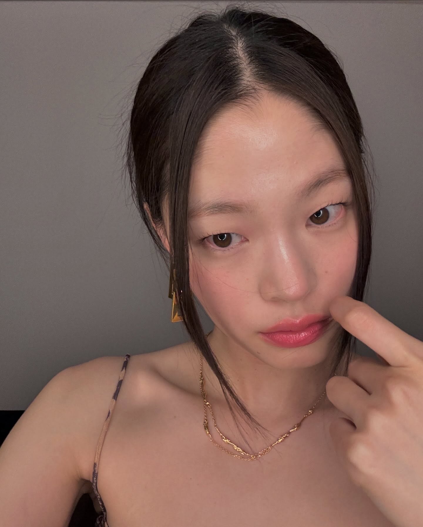 진한 화장이 안 어울린다면?💄
눈은 덜어내고 치크에 생기를 더한 프렌치 메이크업으로🤍 이미지6