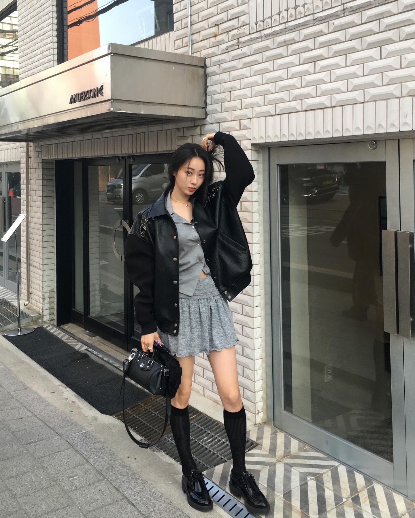 경리 루이비통 백, 워너비템 등극?💼

클래식과 트렌디함, 브랜드 가치까지 갖춘 루이 비통. 심플한 룩도 고급스럽게 바꿔주는 매력이 있는데요. 최근 경리 SNS 속 루이 비통 백이 시선을 사로잡습니다.

바로 '나노 LV 바이커'. 이름처럼 바이커 감성이 가득 담겼습니다. 사이즈는 '나노'이지만 핸드폰과 카드지갑, 립스틱 정도는 충분히 들어가기에 미니백으로 딱입니다🖤

* 경리 착용 아이템
- 가방: 루이 비통, 나노 LV 바이커, 블랙 / 470만 원 이미지