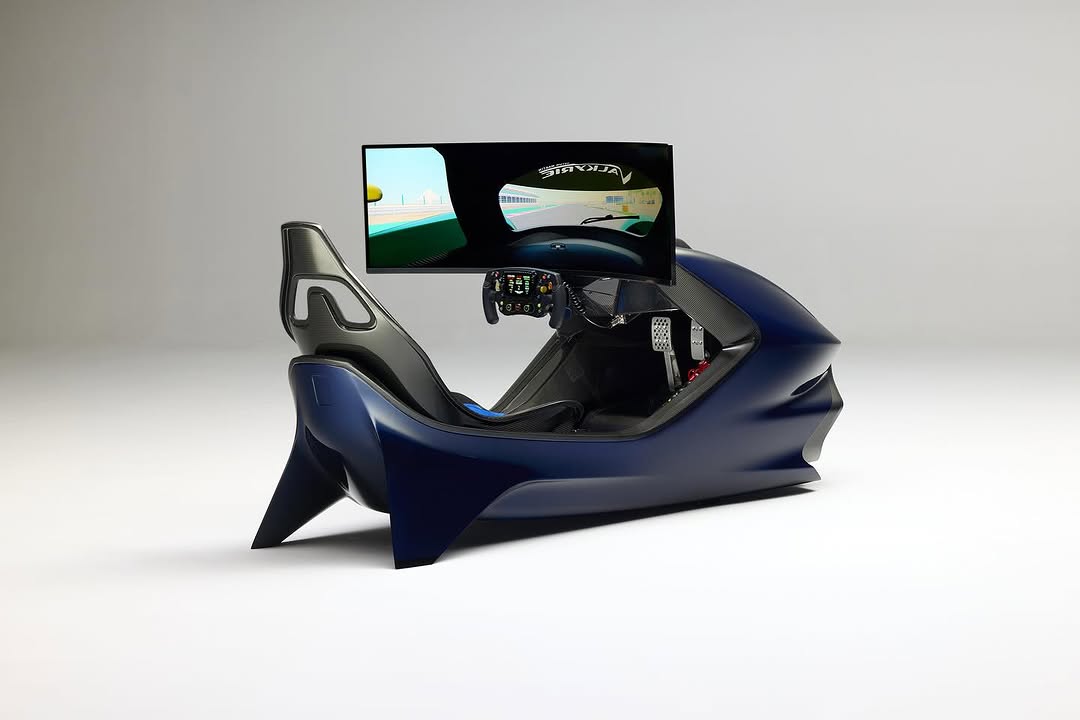 럭셔리 레이싱의 새로운 장?!🏎️

애스턴 마틴과 커브 레이싱 시뮬레이터가 함께 만든 궁극의 럭셔리 레이싱 시뮬레이터를 소개합니다.

애스턴 마틴 발키리에서 영감을 받은 낮고 정제된 시트 포지션을 갖춰 궁극의 안락함을 제공. 몰입감을 극대화하는 49인치 곡면 디스플레이로 구성되었다고 해요.

핸들 잡을 준비 되었나요? 이미지
