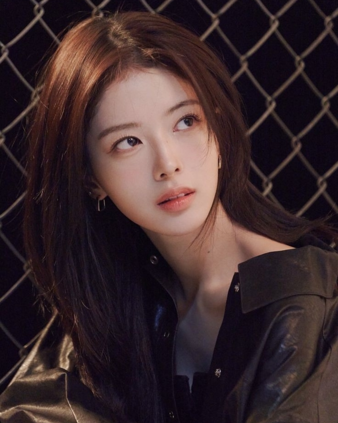 얼굴형별 어울리는 눈썹 찾기🤨🖤

눈썹 모양은 사람의 인상을 크게 좌우하는 중요한 요소입니다. 얼굴형에 맞는 눈썹을 찾으면 성공적인 이미지 변신에 한 걸음 더 가까워진다는 사실! 그래서 준비한 얼굴형별 찰떡 눈썹 모양을 알려드릴게요.✨

1. 계란형 얼굴 - 아치형 눈썹
2. 둥근 얼굴형 - 각진 아치형 눈썹
3. 긴 타원형 얼굴 - 도톰한 일자형 눈썹
4. 각진 얼굴형 - 둥근 아치형 눈썹 이미지2