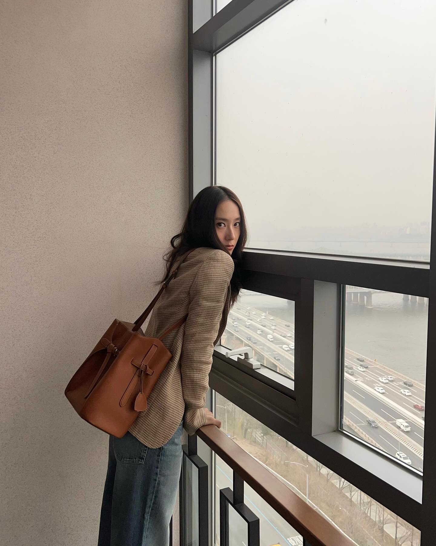 깔끔 세련미✨ 크리스탈의 봄 가방
크리스탈이 픽한 제품은 폴로 랄프 로렌 - 랄프 카프스킨 버킷 백👜 이미지