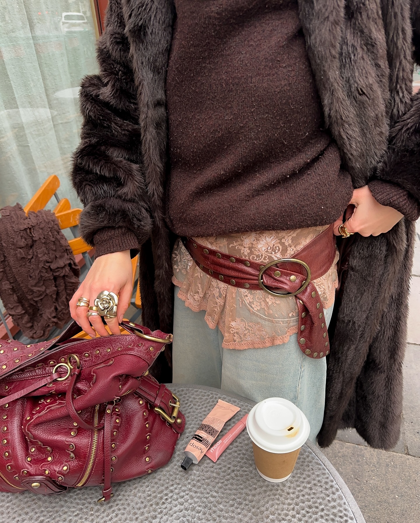 치마 레이어링 이렇게 하자🔍
바지 위에 치마를 레이어링하는 스타일링! 이제는 더 이상 낯설지 않죠. 이 트렌드, 알고는 있지만 막상 어떻게 입어야 할지 어렵게 느껴지셨다면 오늘 소개하는 사진과 팁을 참고하면 생각보다 쉽게 따라 할 수 있습니다.
체크, 도트, 레이스 등 확실한 텍스처가 들어간 롱스커트를 바지 위에 레이어링하면 한눈에 시선이 가는 룩이 완성됩니다.
체크 패턴의 플레어 스커트나 레이스 소재의 슬립 드레스 같은 아이템은 그 자체로도 분위기를 채워주는 요소인데요. 여기에 루즈한 데님 팬츠나 트레이닝 팬츠를 더해주면 캐주얼하면서도 센스 있는 스타일이 됩니다.
이런 소재의 믹스매치는 전혀 과해 보이지 않고 오히려 룩을 풍성하게 만들어주는 역할을 하죠. 평소 베이직한 아우터나 상의를 즐겨 입는 분들이라면 더더욱 추천하고 싶은 조합입니다.
다만 이런 패턴이 부담스럽다면, 단색의 시스루 스커트나 원피스를 활용하는 것도 좋은 방법입니다. 움직일 때마다 은근히 비치는 소재가 레이어링에 자연스러운 흐름을 만들어줍니다. 바지와 색상을 비슷하게 톤온톤으로 맞춰주면 거슬림 없이 녹아들 수 있어요. 꾸안꾸 스타일의 연출도 가능하죠.
조금 더 개성 있는 스타일을 원한다면, 짧은 치마를 포인트로 활용해보세요. 특히 레이스나 비대칭 밑단이 들어간 미니스커트는 팬츠 위에 걸쳐 입는 것만으로도 독특한 무드를 만들어줍니다.
여기에 벨트를 더하면 레이어링의 중심을 딱 잡아주는 느낌도 들고, 전체적인 실루엣의 밀도도 확실히 높아지죠. 탑은 심플하게, 아우터로는 크롭 점퍼나 미니멀한 재킷을 매치해주는 것도 추천합니다.
치마를 겹쳐 입는 스타일은 어렵게 느껴질 수 있지만, 소재와 길이, 그리고 패턴 선택만 잘 해준다면 룩에 리듬을 주는 좋은 포인트가 되어줍니다.
너무 과하지 않게, 하지만 확실하게 감각을 드러내고 싶은 날, 치마를 한 겹 더 올려보는 건 어떨까요? 😉 이미지